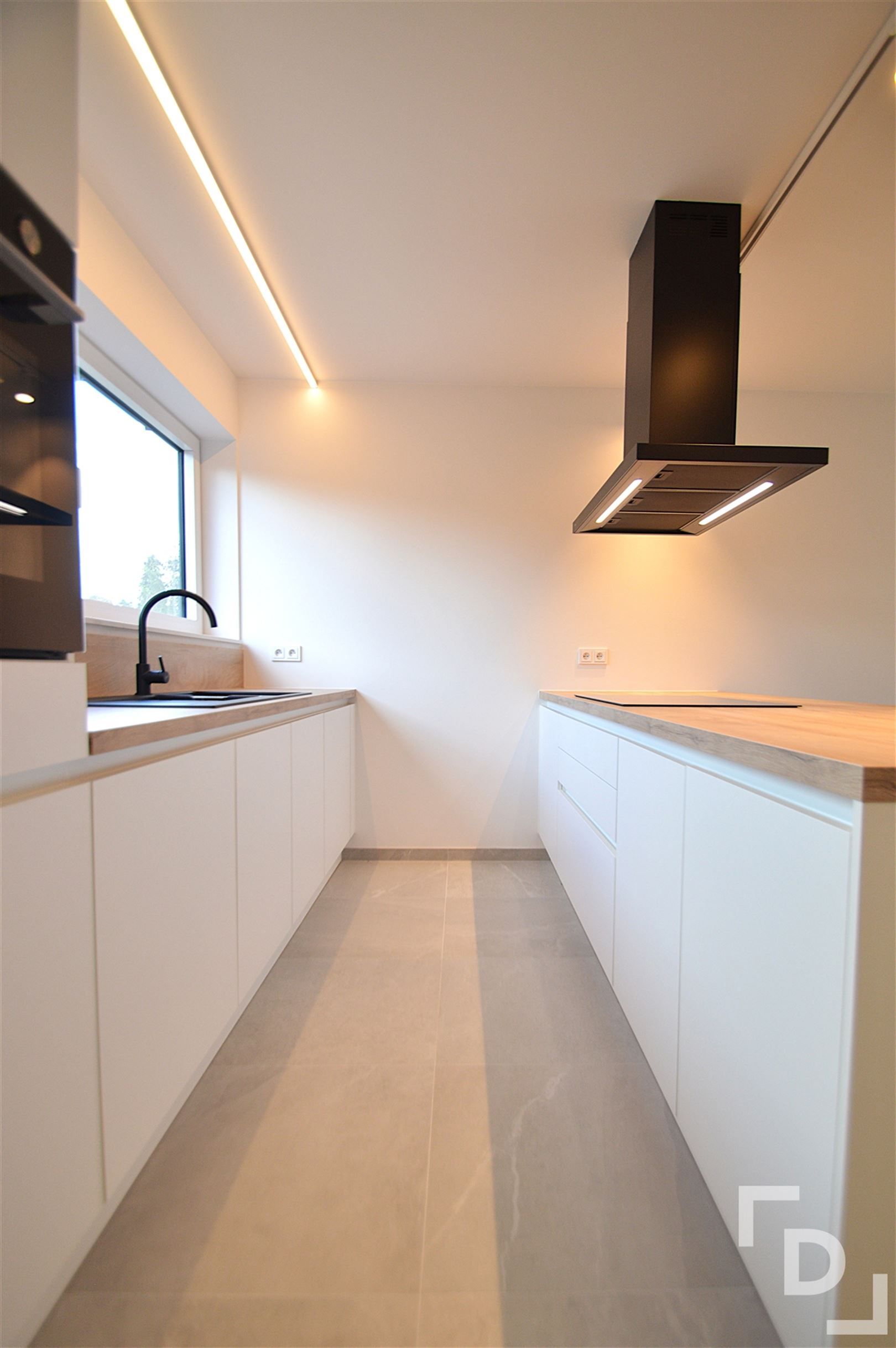 Nieuwbouwappartement van hoogwaardige afwerking met staanplaats te huur in centrum Ieper foto 5