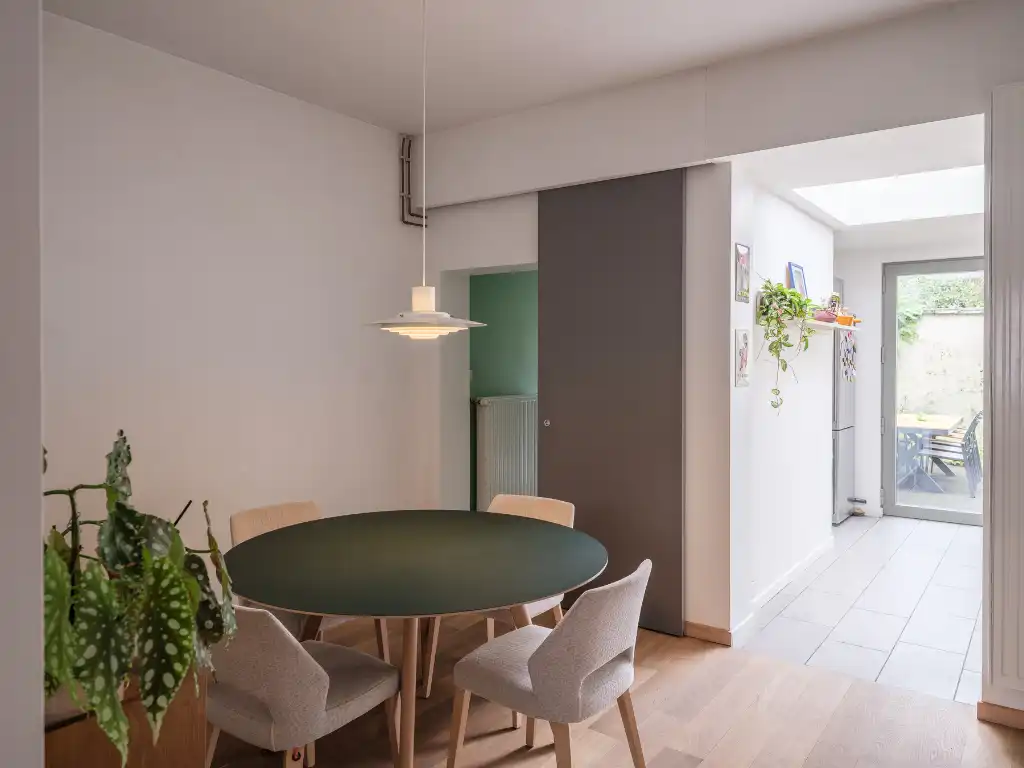 Charmante rijwoning met drie slaapkamers en een geborgen, gezellige buitenruimte foto 4