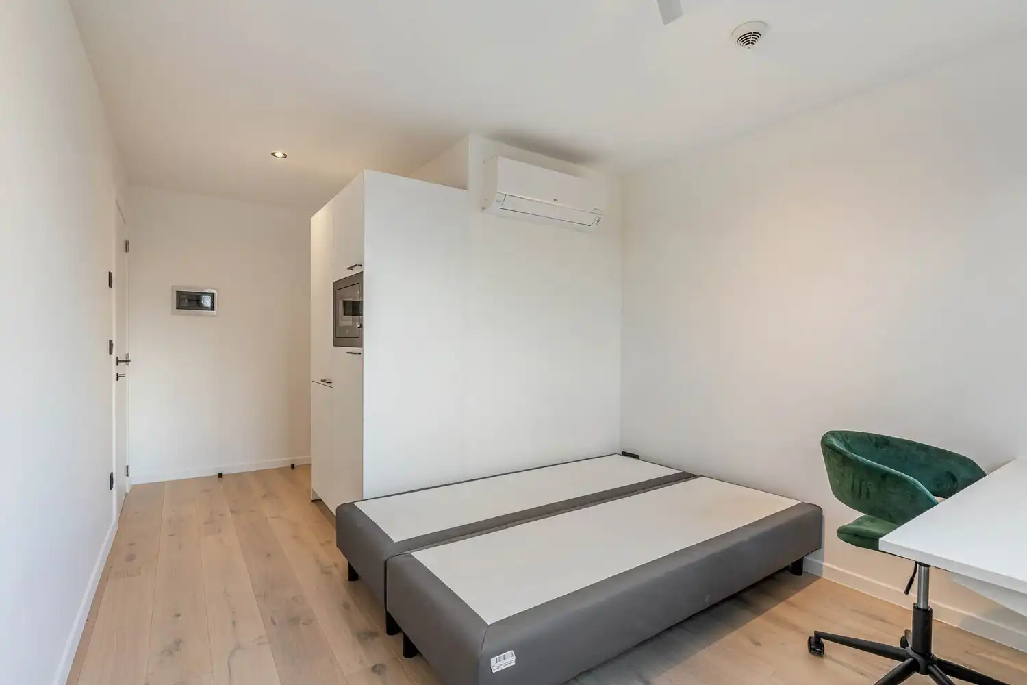 TOTAALRENOVATIE - Goed gelegen en gemeubelde studentenkamer met eigen sanitair (wc, douche & wastafel)! foto 14