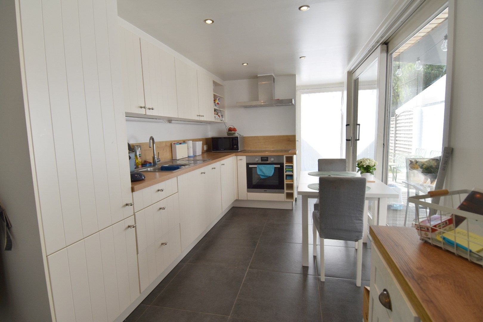 Volledig vernieuwde woning met twee slaapkamers en centrale ligging foto 5