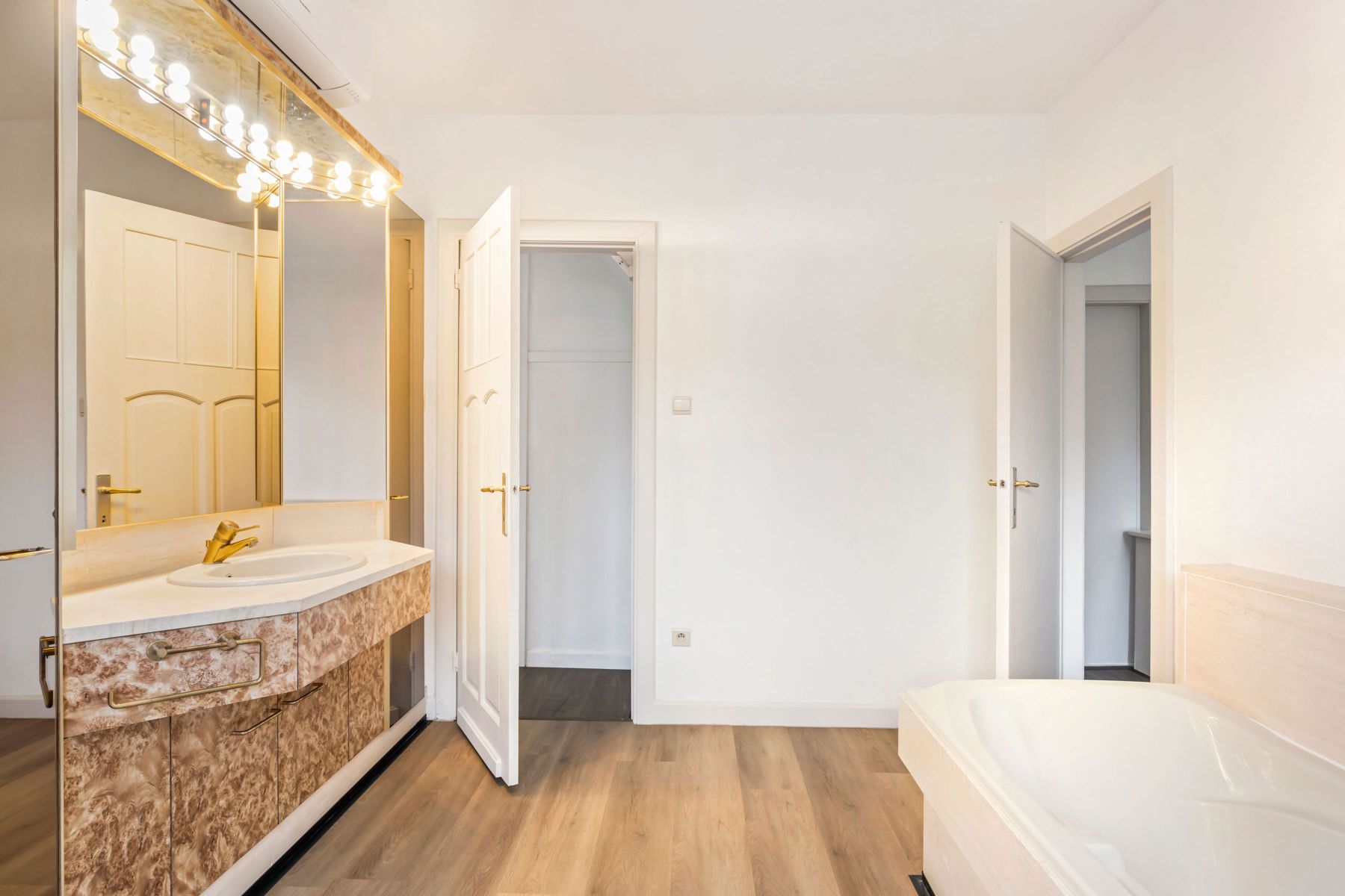 Stijlvolle, energiezuinige woning in hartje Kortrijk foto 12
