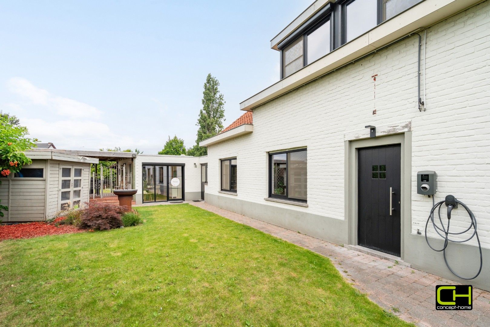 Moderne woning met drie slaapkamers en praktijkruimte te koop in Lievegem foto 18