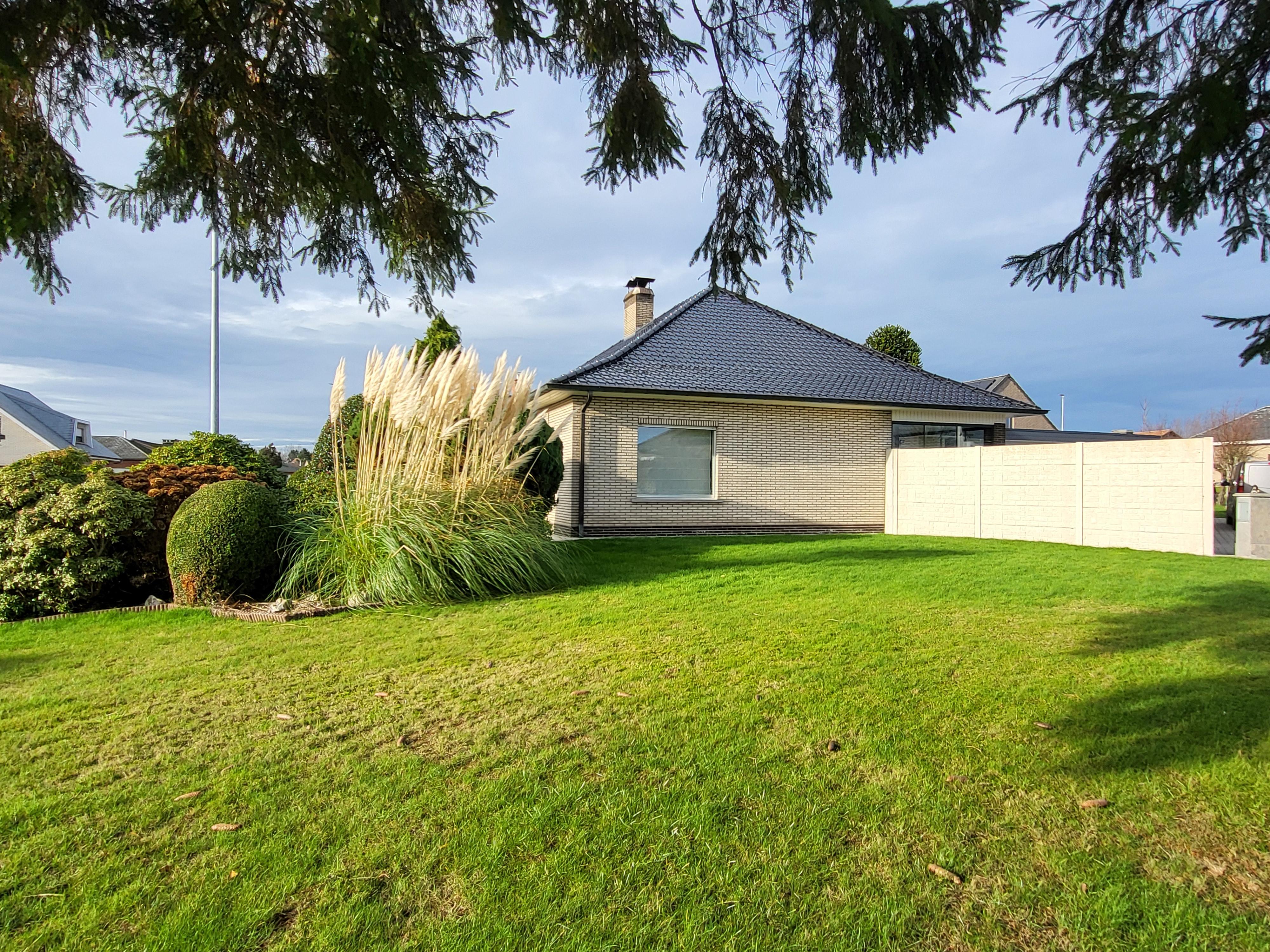 Instapklare villa op een perceel van 648 m² met dubbele garage, veranda en tuin.  foto 2