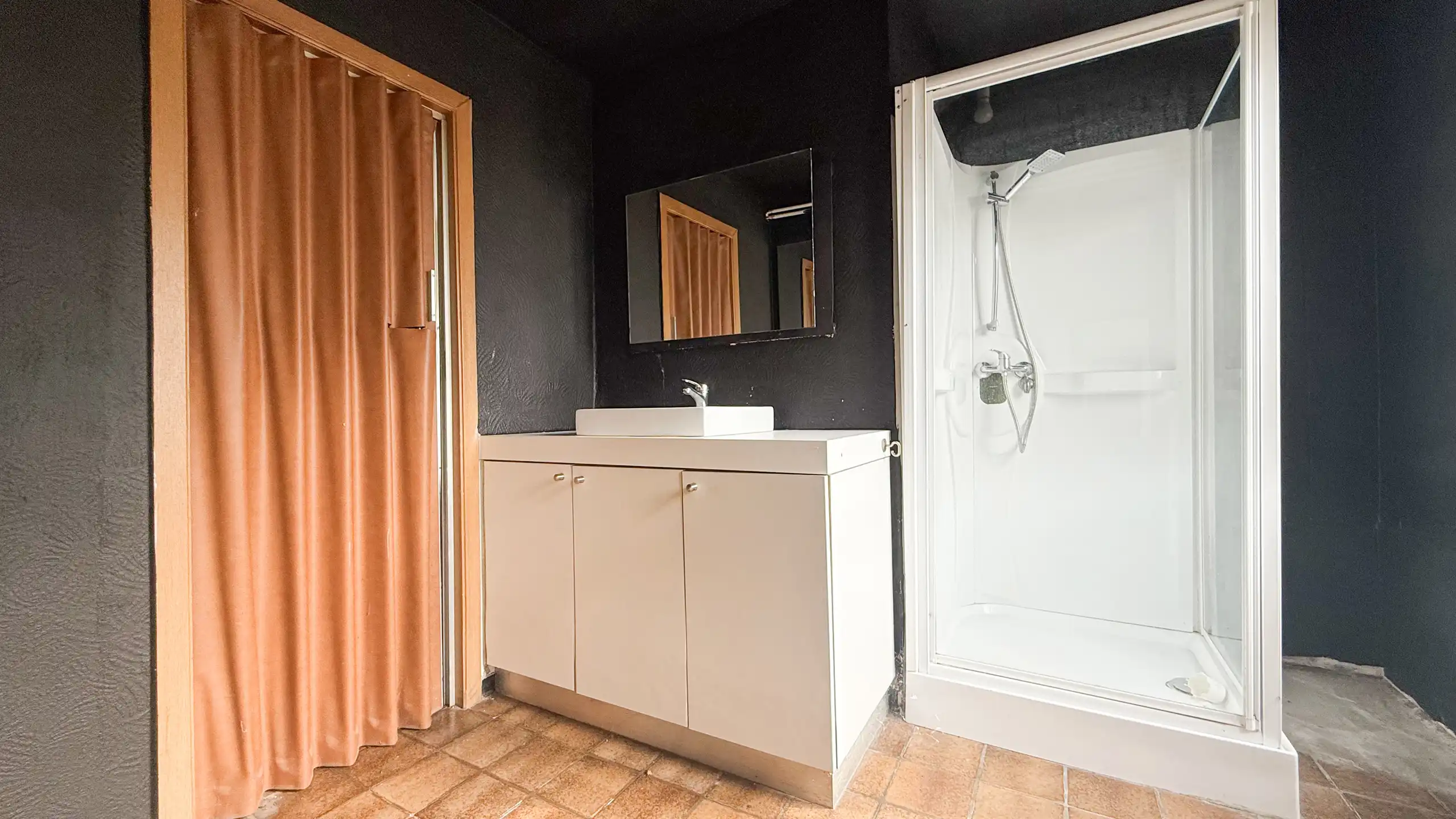 Deels gerenoveerde woning met ruime leefruimte en 3 slpkms! foto 8