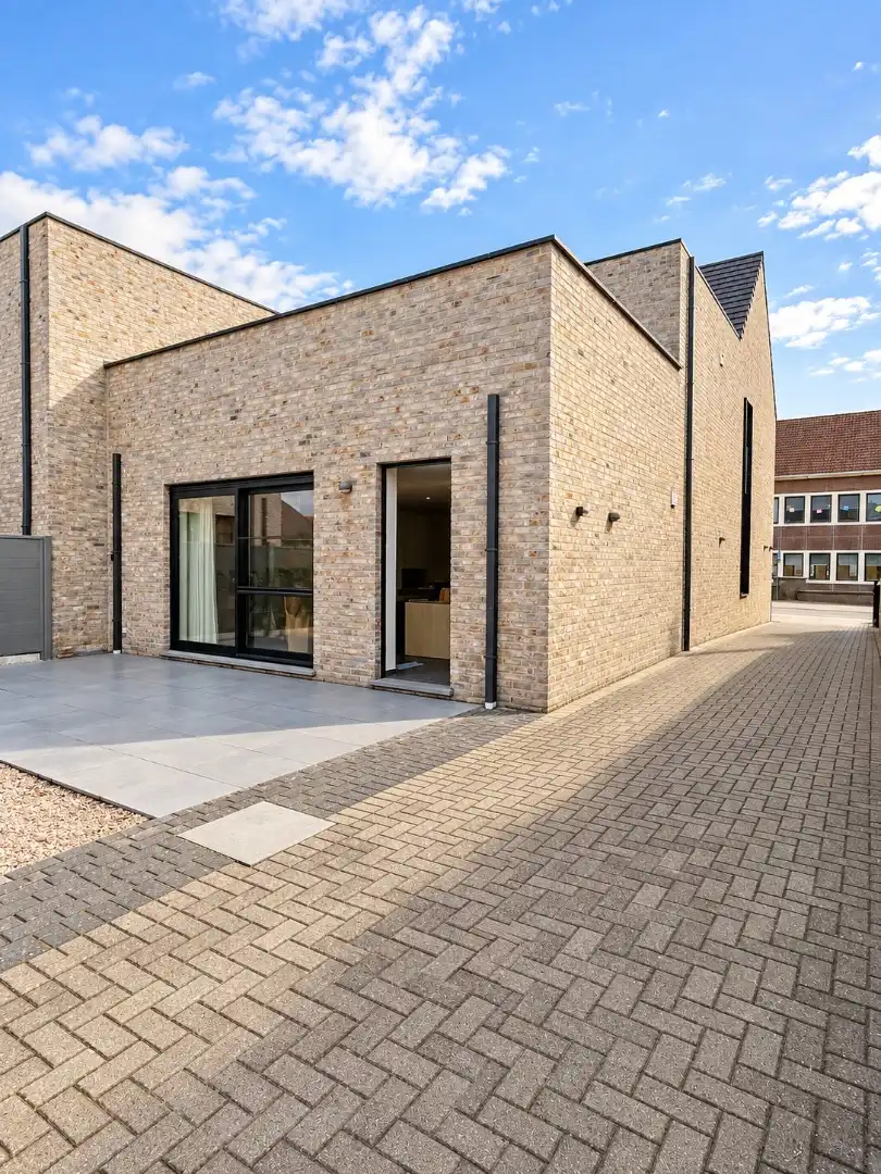 Comfortabel appartement met 3 slaapkamers, terras, tuin en carport. foto 14