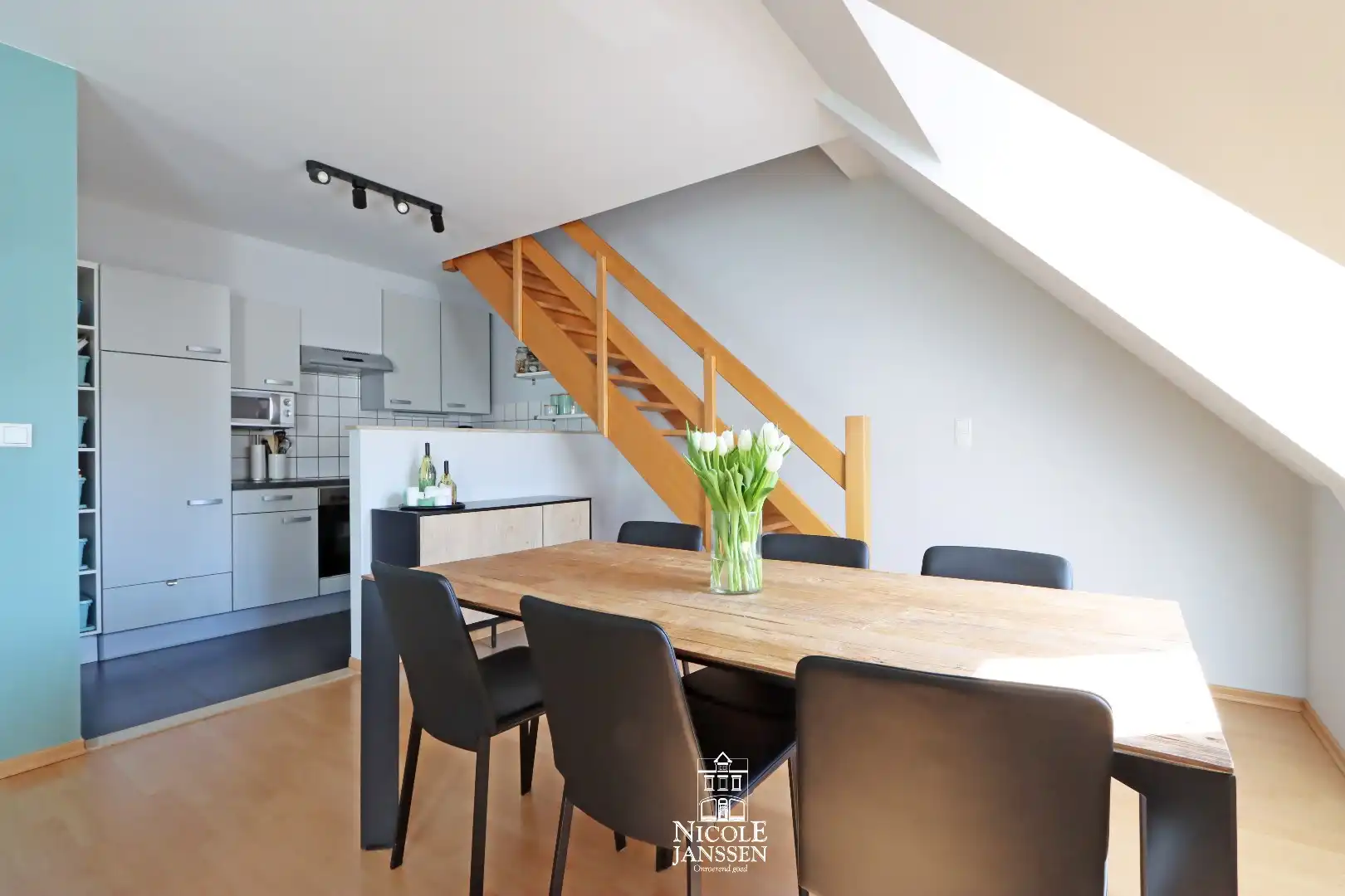 Verzorgd, instapklaar duplex-appartement met twee ruime slaapkamers en garagebox foto 7