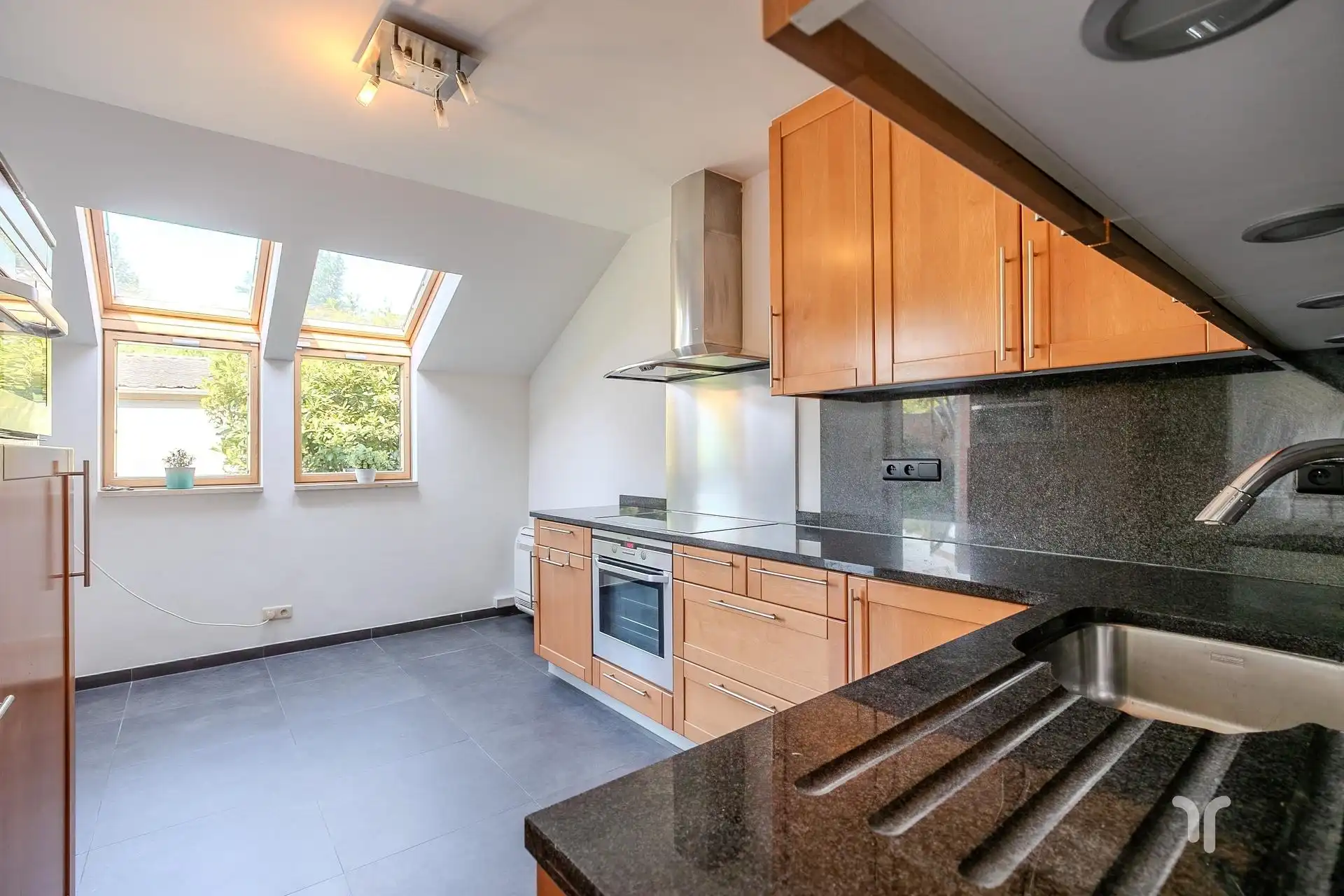 Deze rustig gelegen woning bevindt zich net buiten de stadskern en op wandelafstand van scholen, winkels en openbaar vervoer.  foto 5