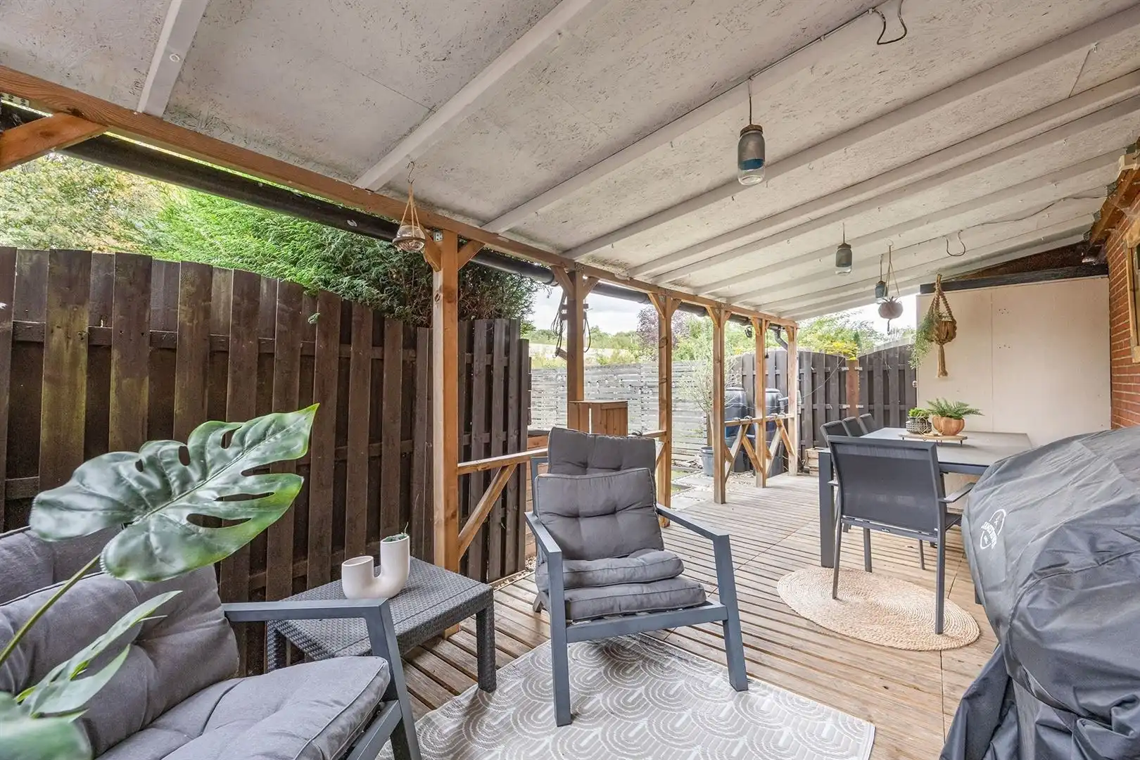 Hedendaags 2-slaapkamerappartement met tuin, garage en praktijkruimte  foto 14