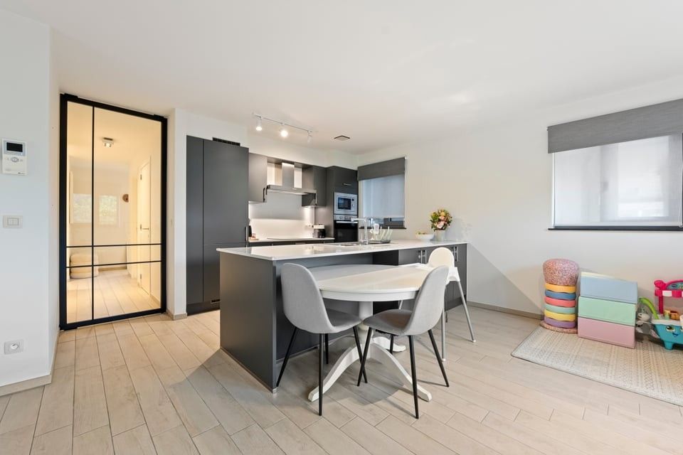 MODERN GELIJKVLOERS APPARTEMENT MET TERRAS EN STANPLAATS IN TONGEREN foto 7