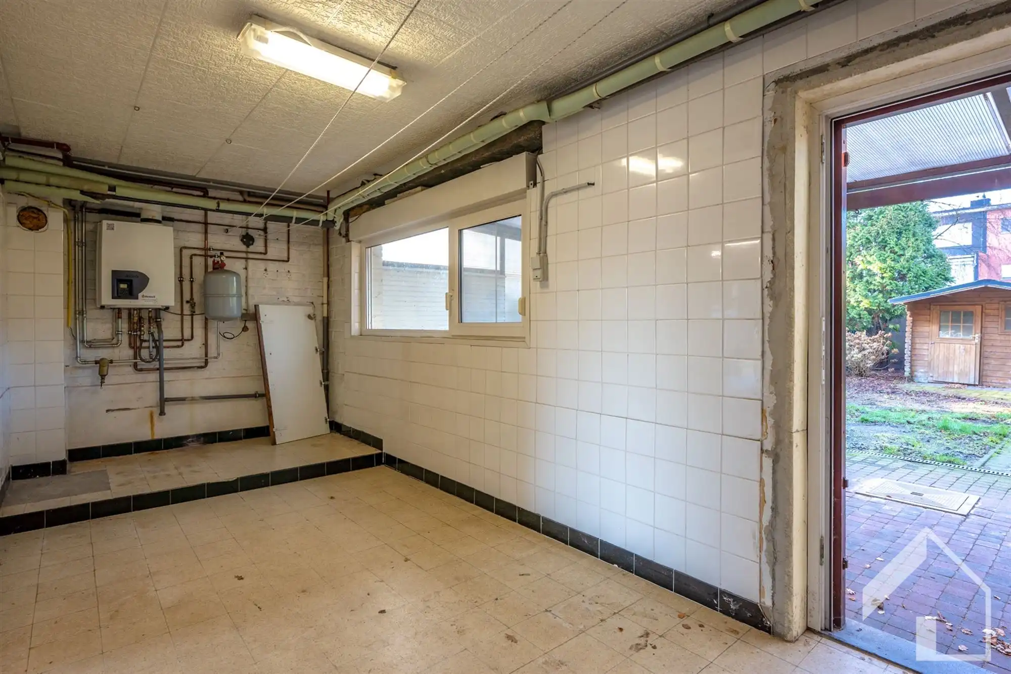 Op te frissen gezinswoning in centrum Stabroek foto 4