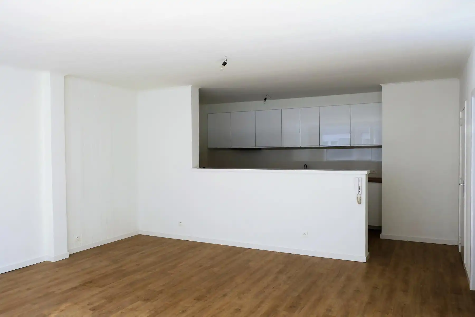 Gelijkvloers, 2-slpk appartement met garage nabij station foto 6
