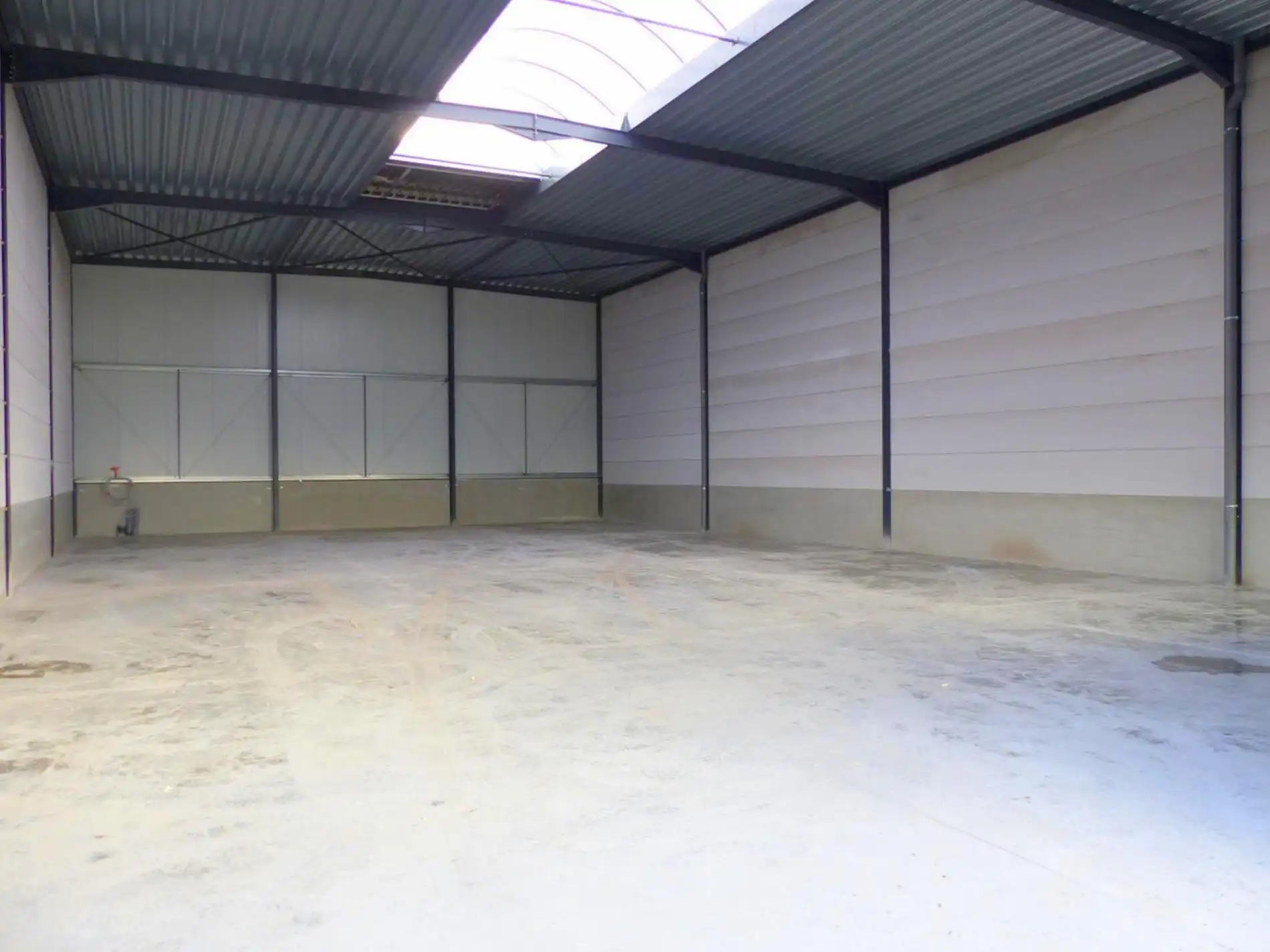 loods te huur op UITSTEKENDE ligging foto 3