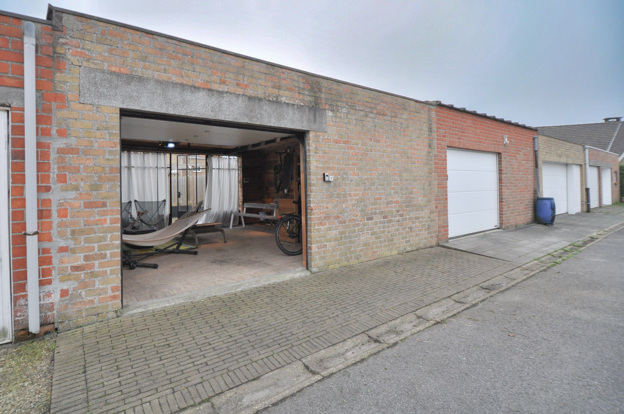 Instapklare lichtrijke woning met zonnige tuin en ruime garage. foto 35