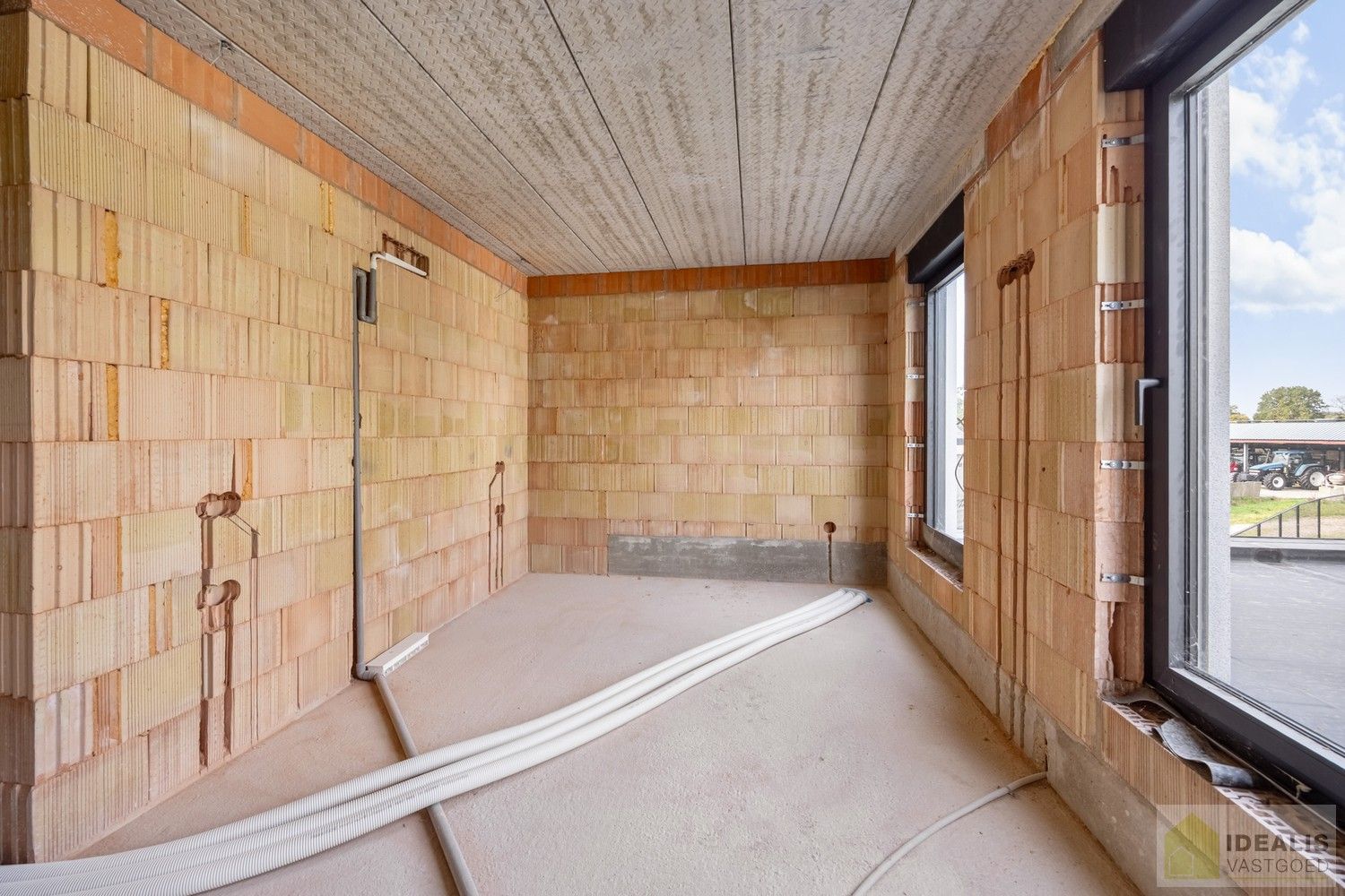 IDEALIS VASTGOED – RUIME (CASCO/VERDER AF TE WERKEN) NIEUWBOUWVILLA MET DE PERFECTE INDELING, EEN HEERLIJKE LEEFRUIMTE, KANTOOR, EXTRA RUIME BERGING, 3 RUIME SLAAPKAMERS, 3 BADKAMERS, CARPORT EN OVERDEKT TERRAS OP EEN RIANT PERCEEL VAN MAAR LIEFST 29A 51CA MET VRIJE ZICHTEN EN DE PERFECTE ORIENTATIE! foto 15
