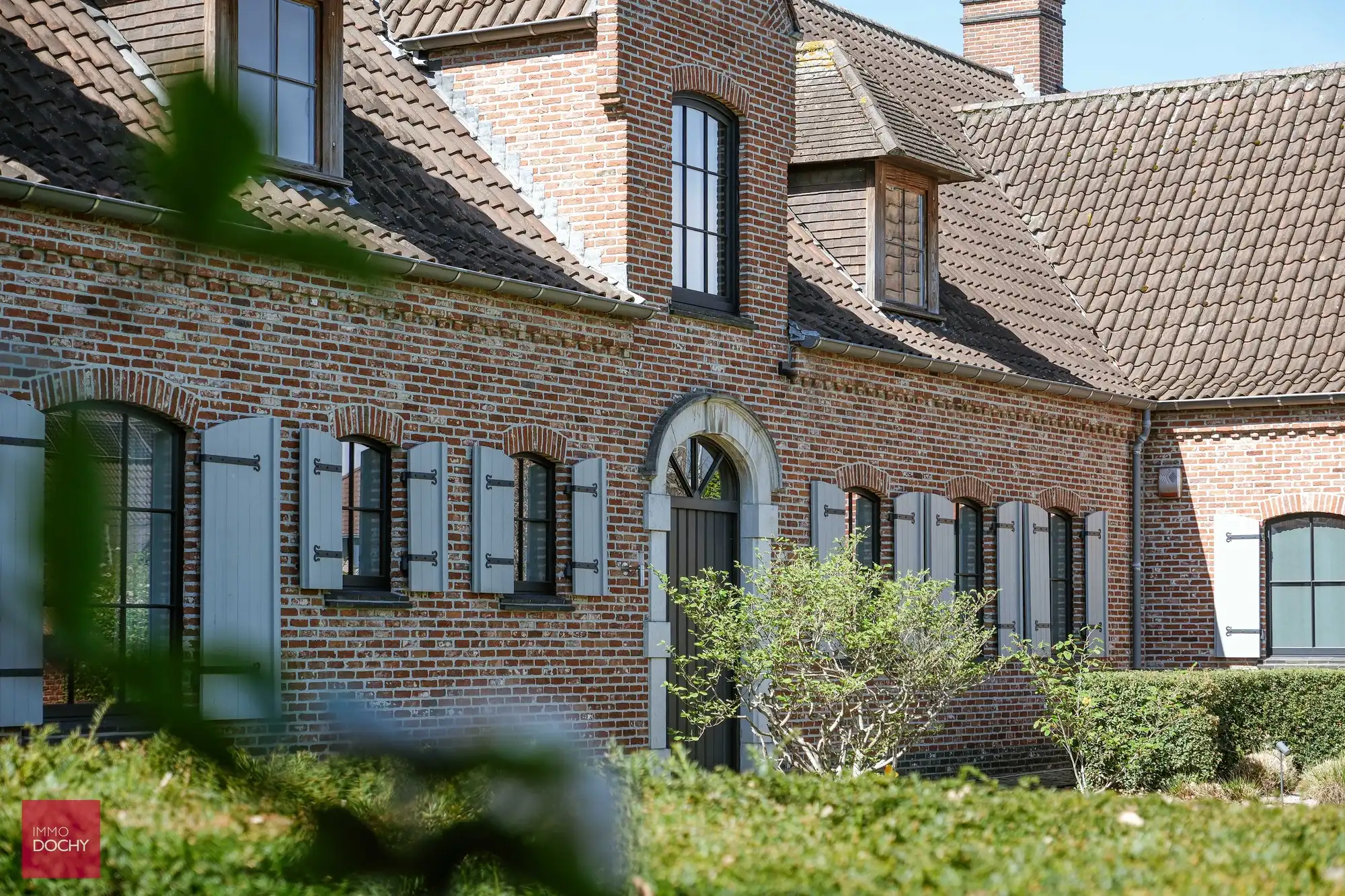 Instapklare ruime villa met grote garage en bijgebouw foto 3
