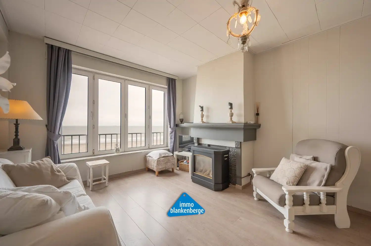 Instapklaar gemeubeld appartement op de Zeedijk van Blankenberge foto {{pictureIndex}}