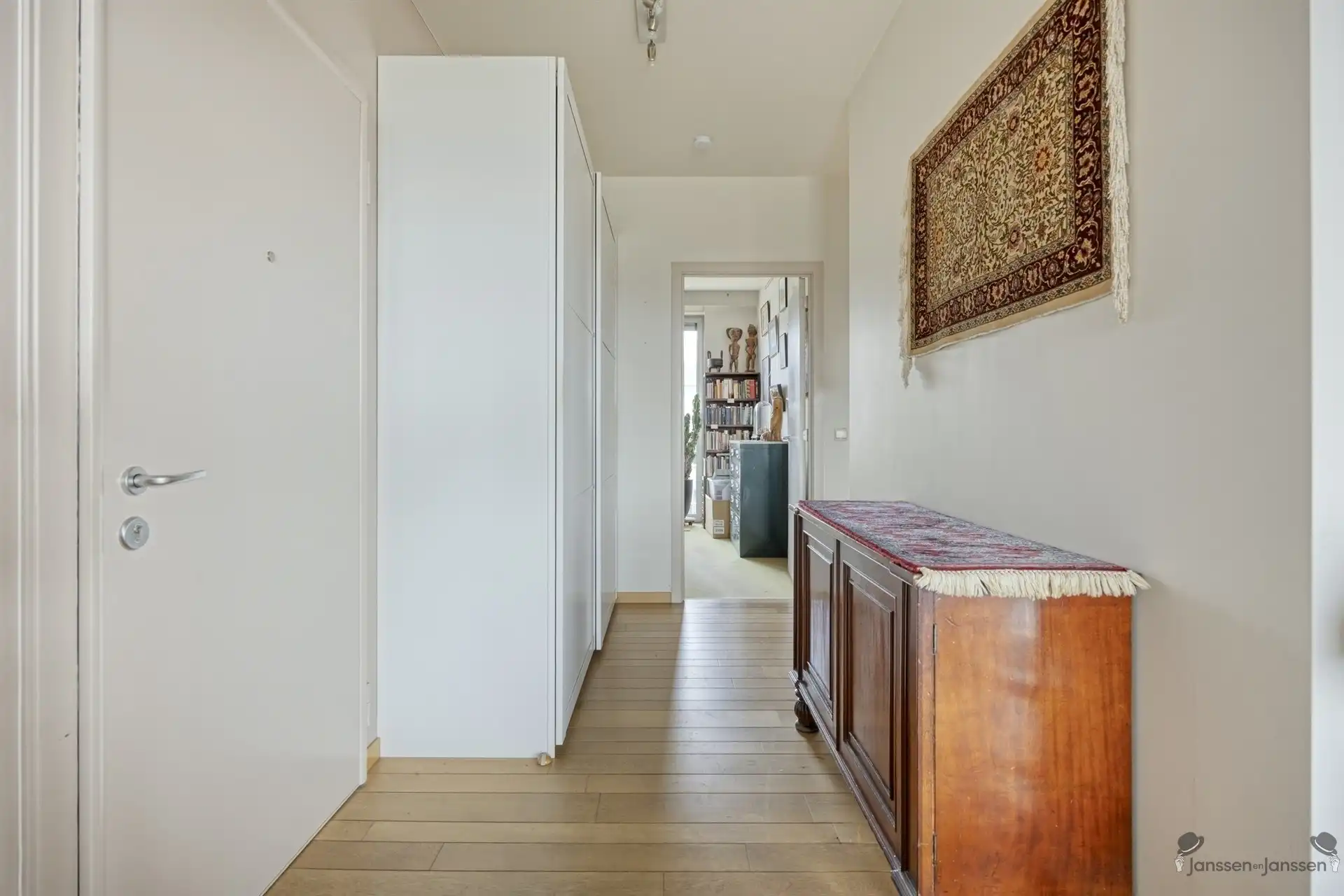 Ruim appartement met 3 slpk's, terras en 2 ondergrondse staanplaatsen foto 8