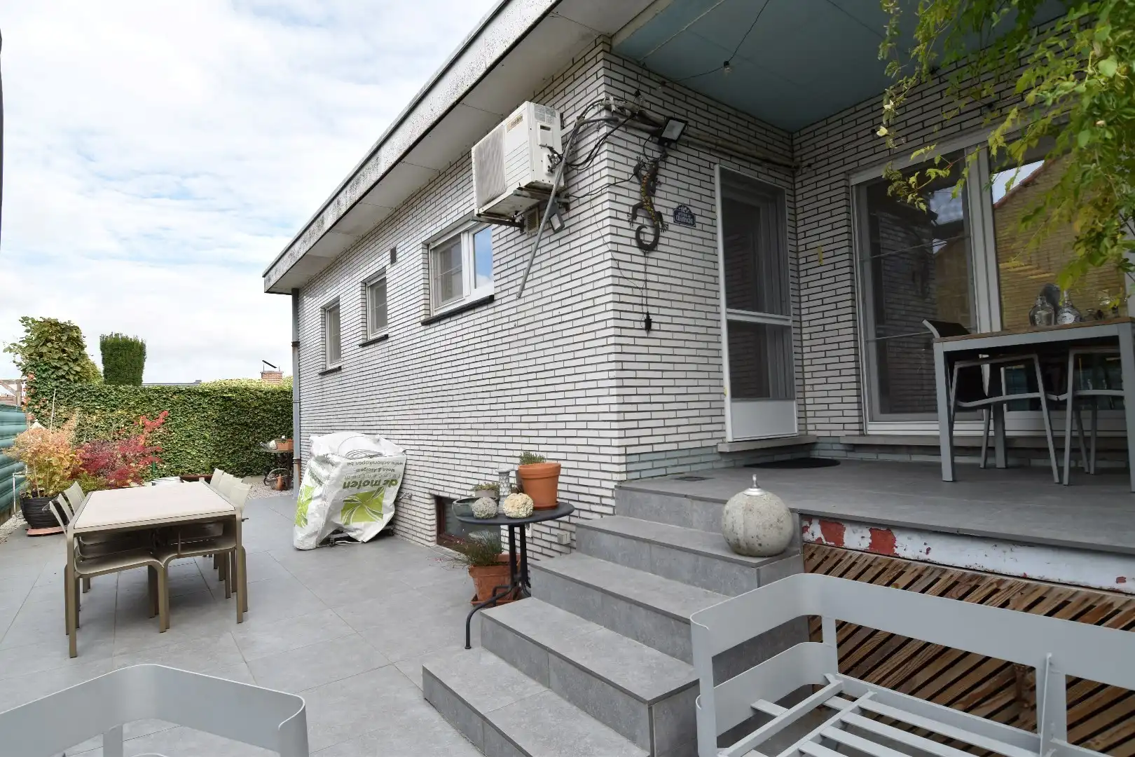 Charmante woning met 3 slaapkamers, dubbele garage en tuin te koop in Wevelgem foto 12