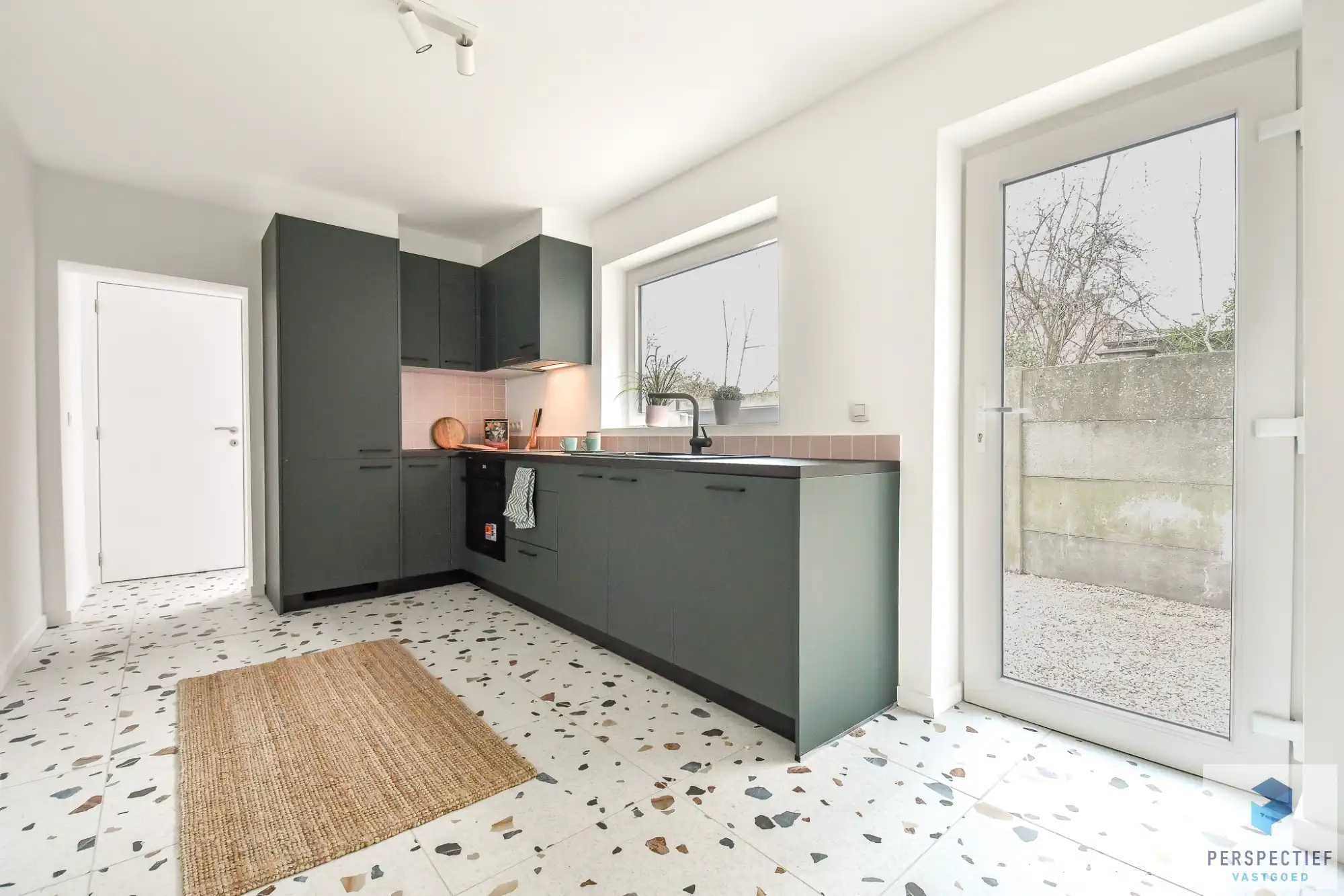 Vernieuwde woning met 3 slaapkamers en ZONGERICHTE tuin met uitweg en GROTE GARAGE foto {{pictureIndex}}