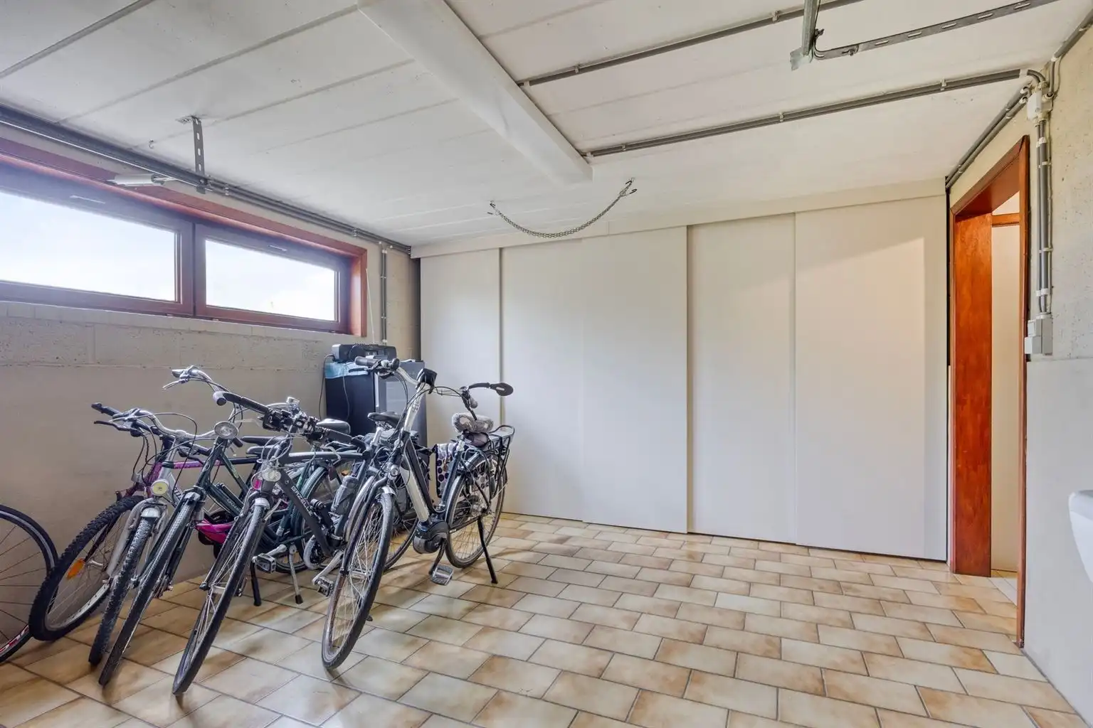 Toffe, vrijstaande split-level woning met 4 slaapkamers, inpandige garage, prachtig aangelegde tuin en zonnepanelen, rustig gelegen in het landelijke Ophoven.  foto 32