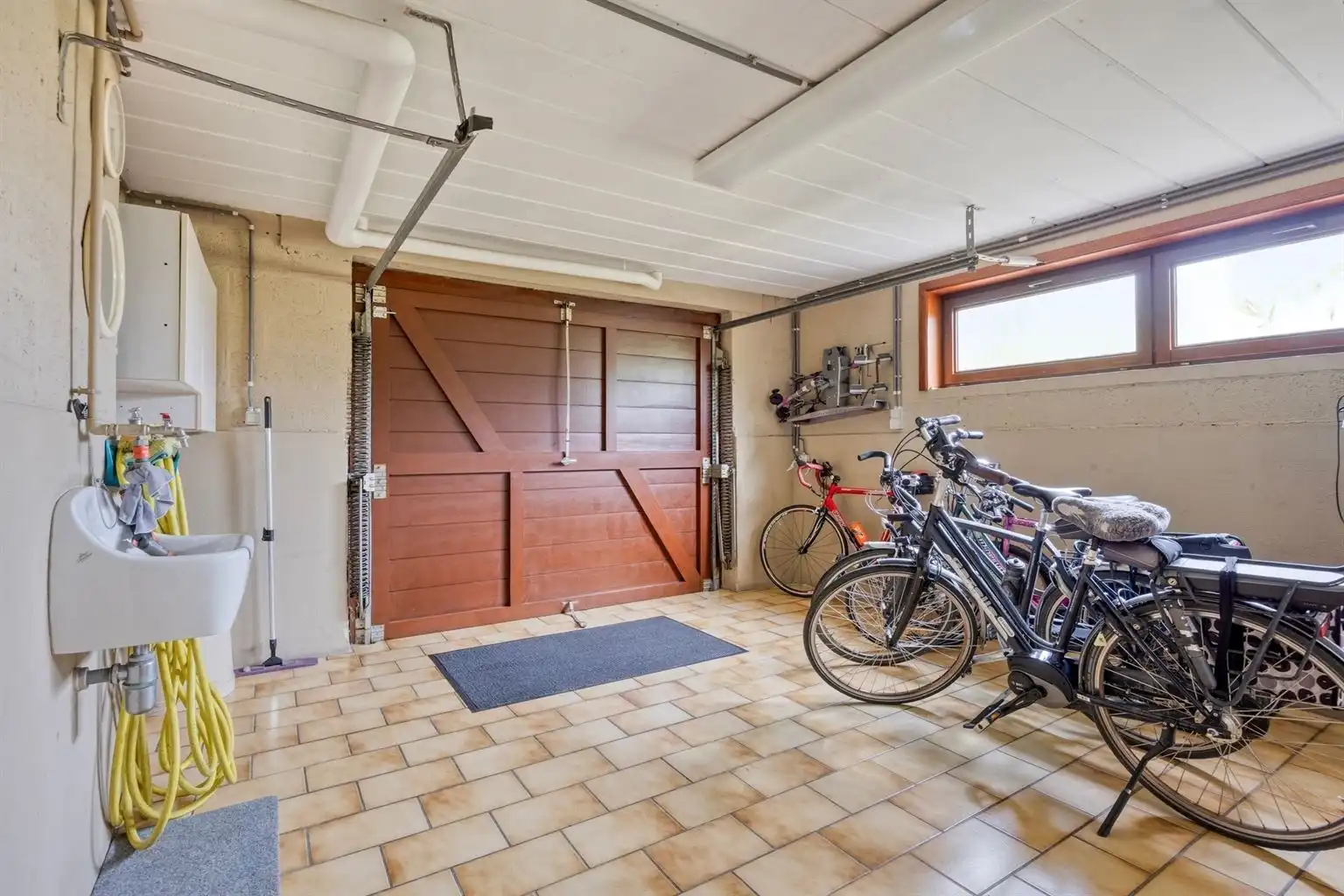 Toffe, vrijstaande split-level woning met 4 slaapkamers, inpandige garage, prachtig aangelegde tuin en zonnepanelen, rustig gelegen in het landelijke Ophoven.  foto 32