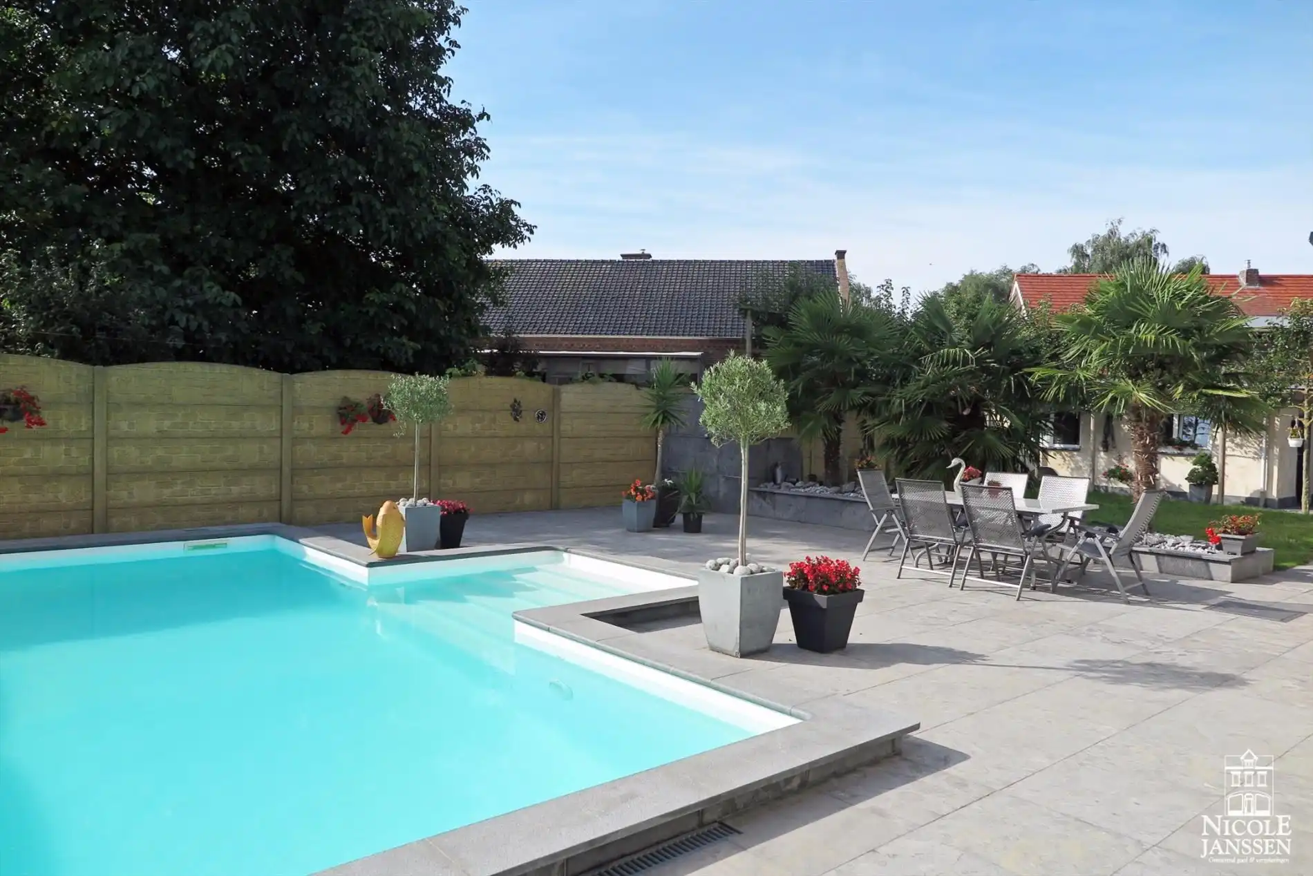 Praktisch split-level huis met mooi aangelegde tuin, zwembad en inpandige garage foto 26