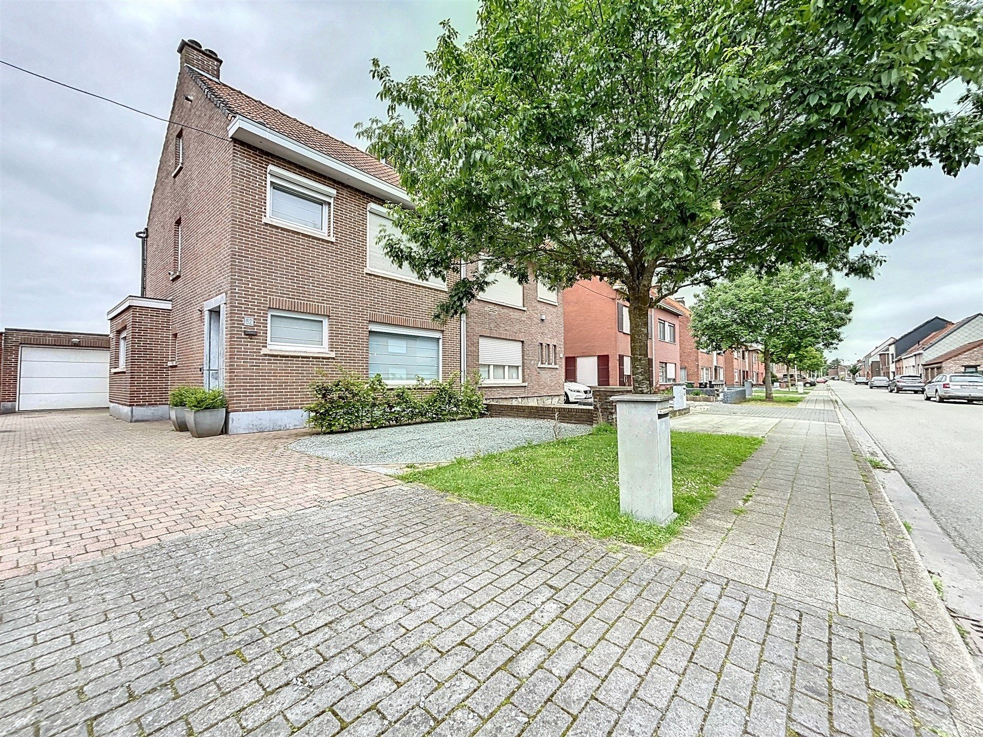 Instapklare half open bebouwing met 3 slaapkamers, ruime garage en tuin op perceel van 261m². foto 1