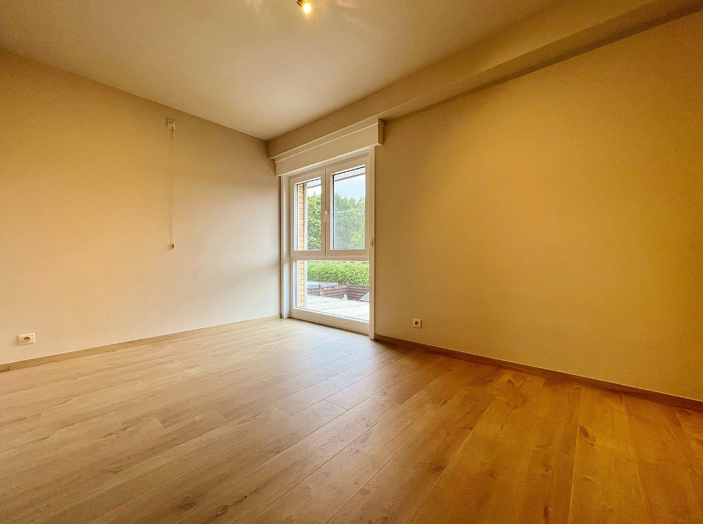 Volledig vernieuwde halfopen woning met garage, 4 slaapkamers en tuin foto 10