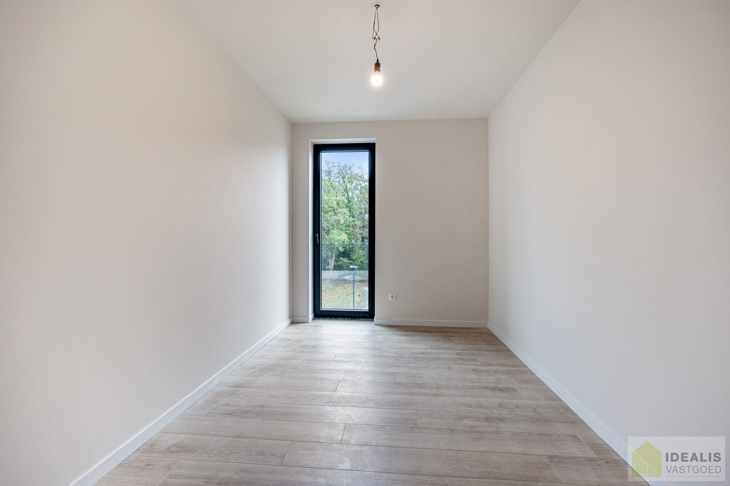 PRACHTIG INSTAPKLAAR NIEUWBOUWAPPARTEMENT MET AUTOSTAANPLAATS EN KELDERBERGING MIDDEN IN HARTJE LOMMEL, EEN AANGENAME LEEFRUIMTE MET OPEN KEUKEN EN AANSLUITEND AAN TERRAS, BERGRUIMTE, 2SLAAPKAMERS EN RUIME BADKAMER. foto 12