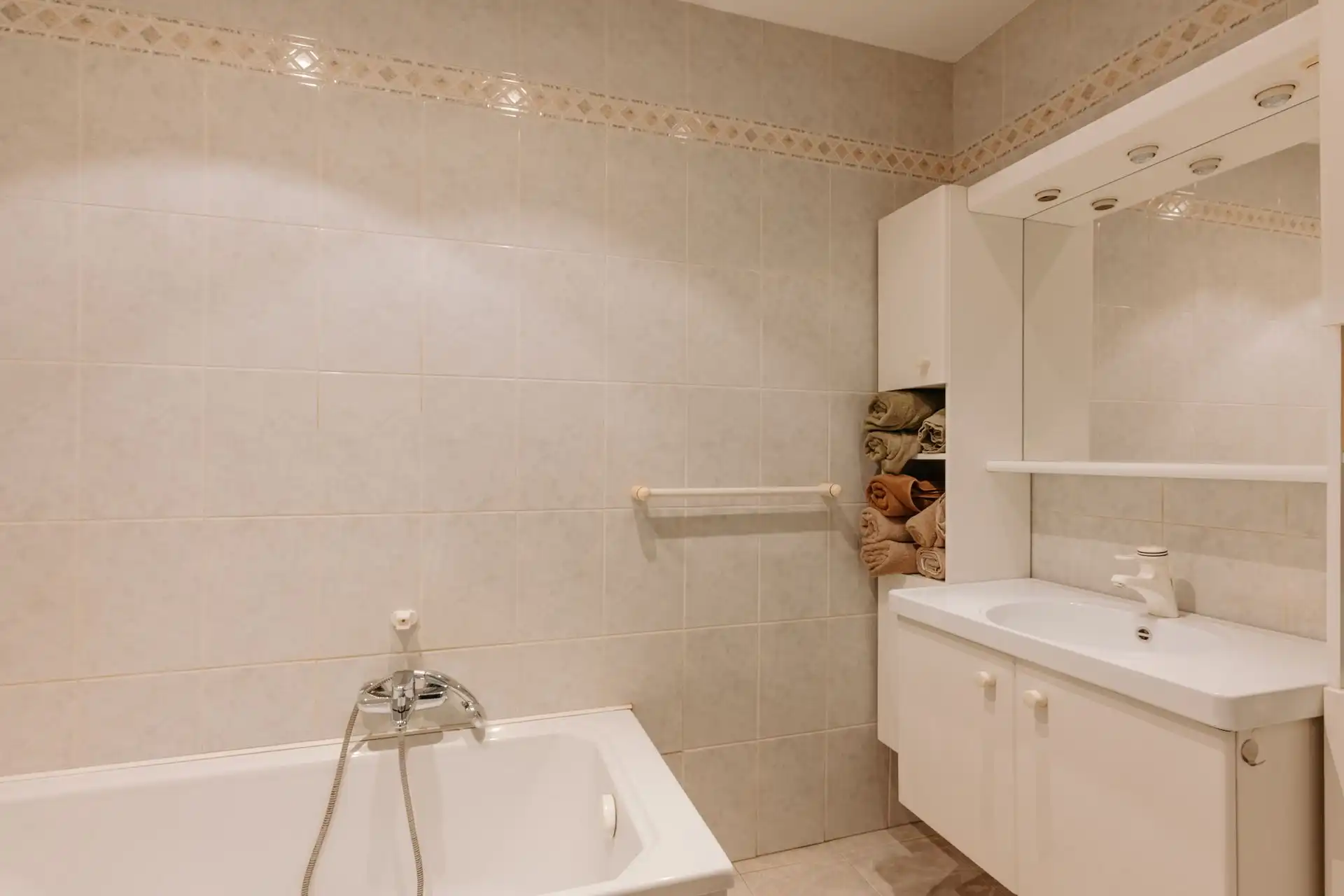 Verzorgd 2-slaapkamerappartement nabij De Bist! foto 13