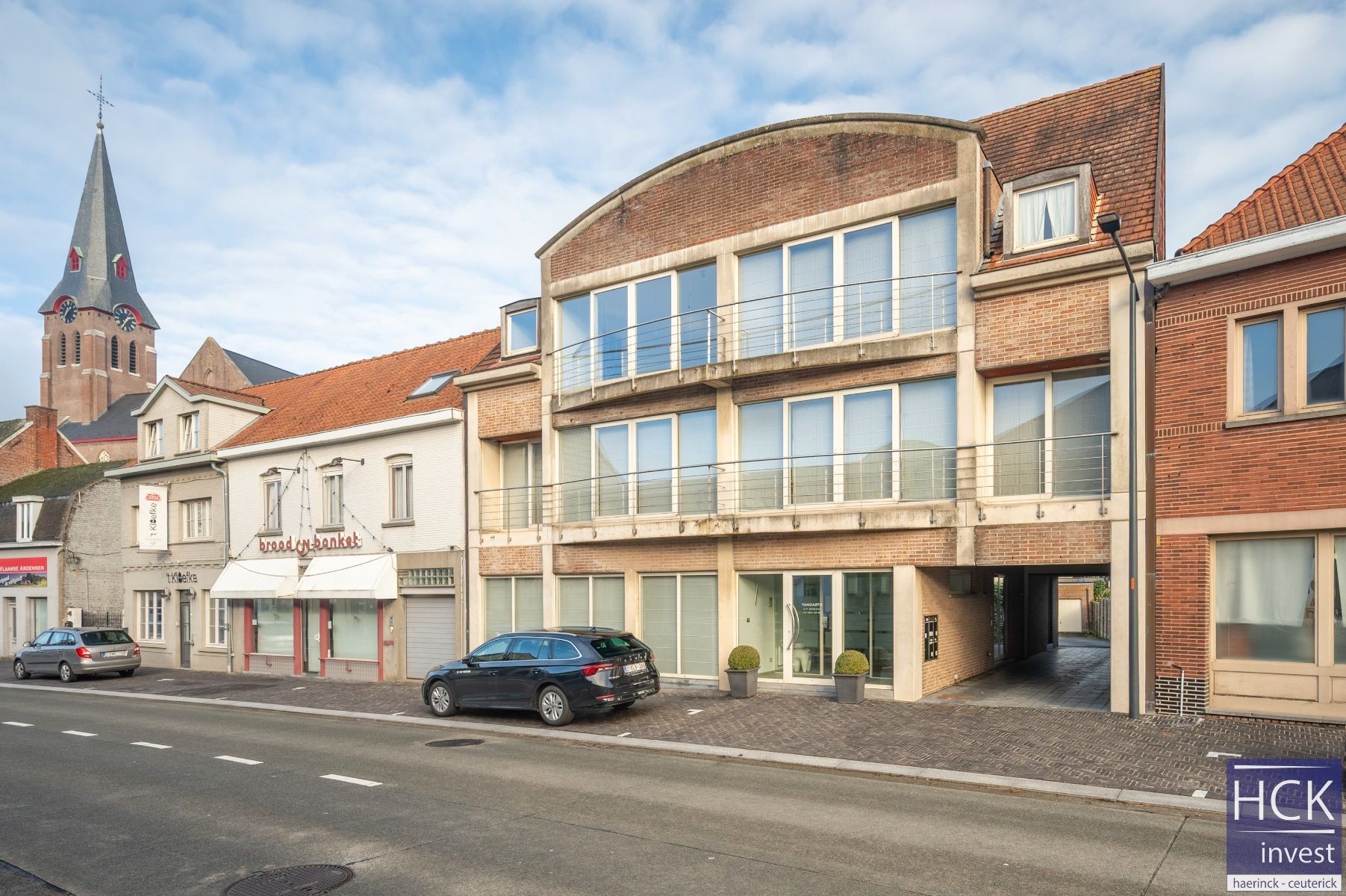KRUISHOUTEM - Ruim duplex appartement + staanplaats op topligging! foto {{pictureIndex}}