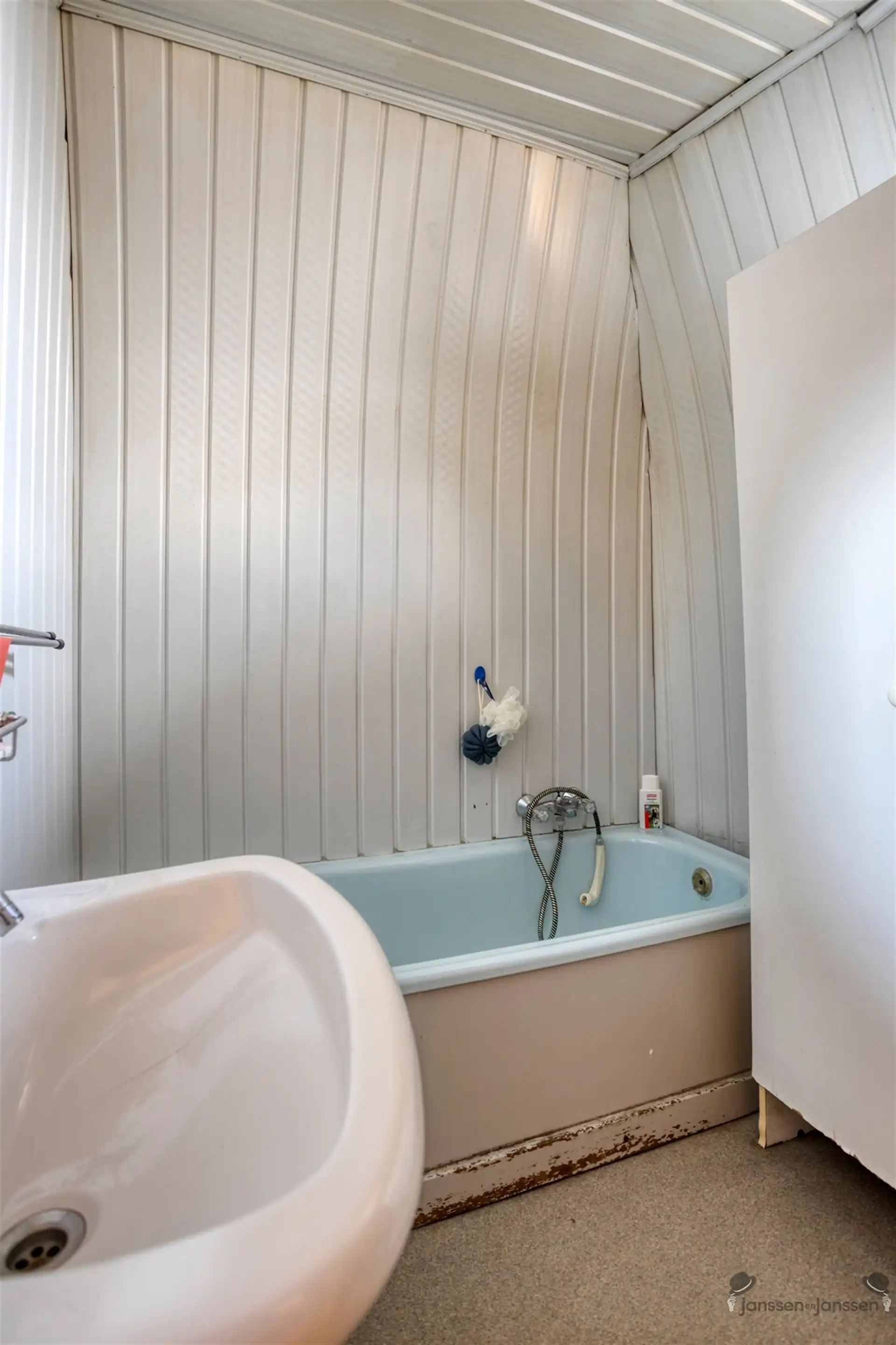 Ruime renovatiewoning met polyvalente bijgebouwen foto 19