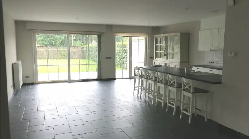 Halfopen villa-woning met Garage en Tuin te huur in Jabbeke foto 3