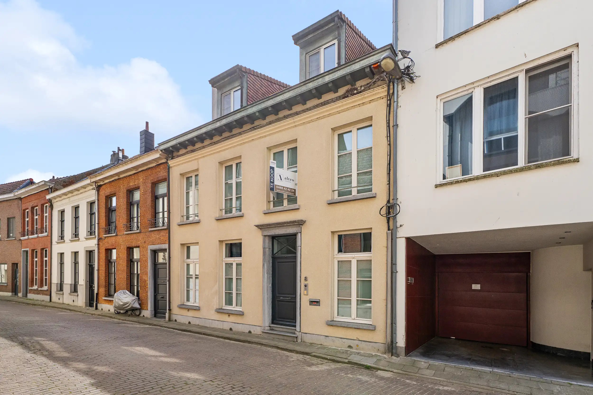 Karaktervolle burgerhuis op enkele passen van Zimmerplein foto {{pictureIndex}}