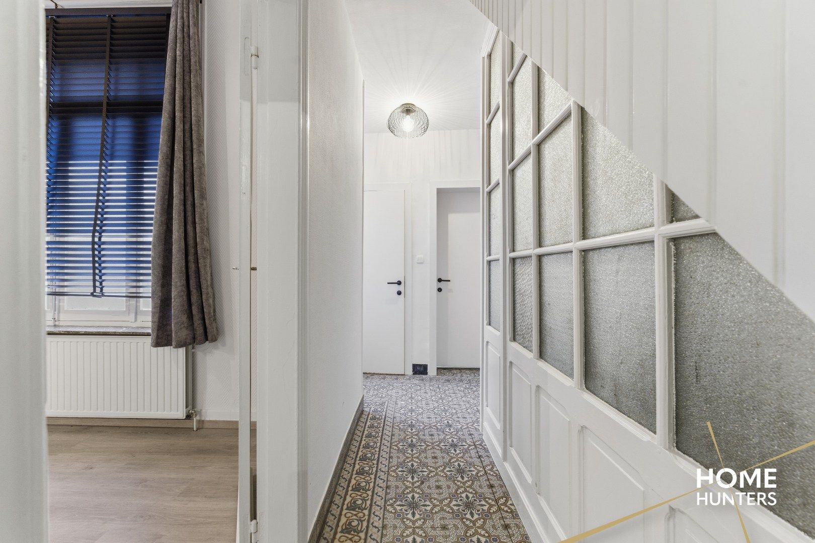 Ruim éénslaapkamer appartement met uniek zicht op het astridpark en de Sint Maartens Kathedraal te Ieper foto 5