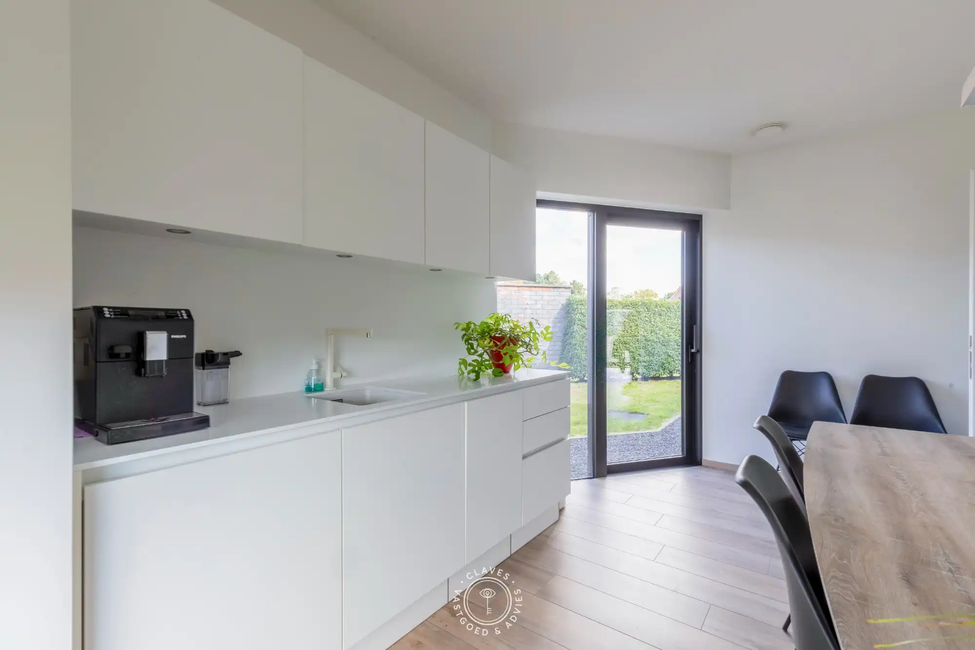 Modern kantoorgebouw met verhuurd appartement op uitstekende zichtlocatie in Belsele foto 13