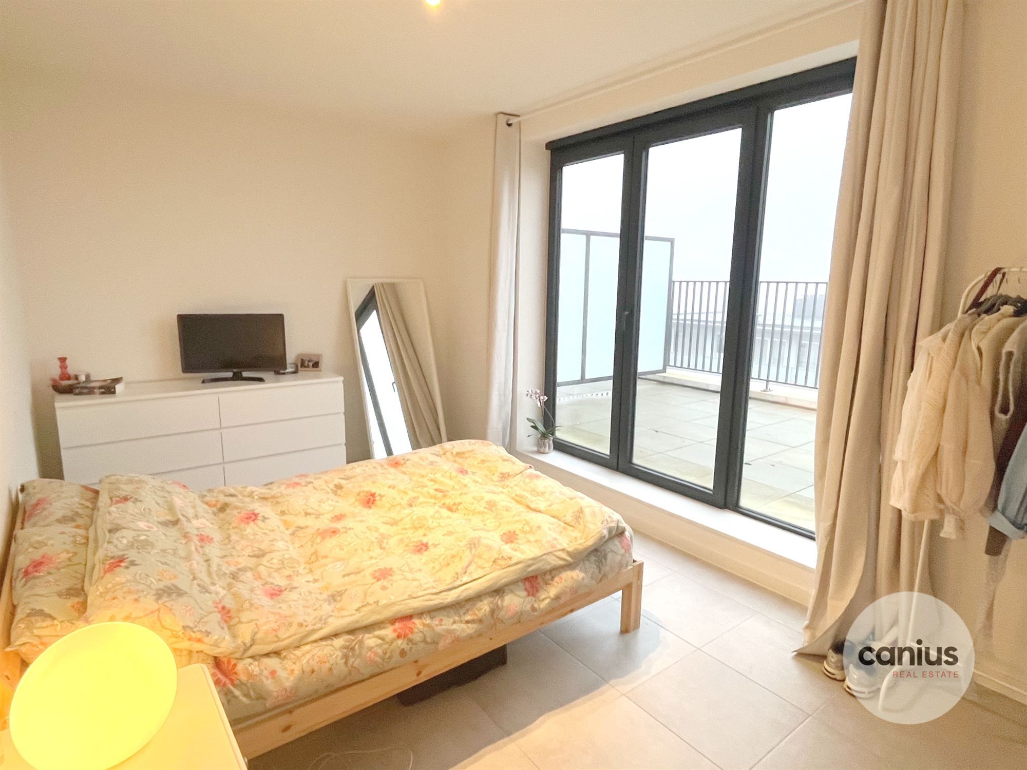 GESCHILDERDE PENTHOUSE IN HARTJE HASSELT MET 2 SLKS + 2 TERRASSEN & PARKING foto 12