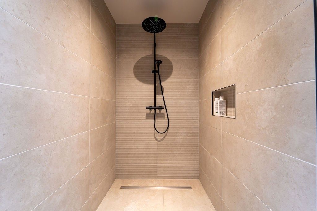 PRACHTIG GERENOVEERDE WONING MET 3 SLAAPKAMERS, 2 BADKAMERS, INPANDIGE GARAGE EN PAARDENSTALLINGEN MET ENERGIEZUINIG EPC TE WIJER (NIEUWERKERKEN)  foto 16