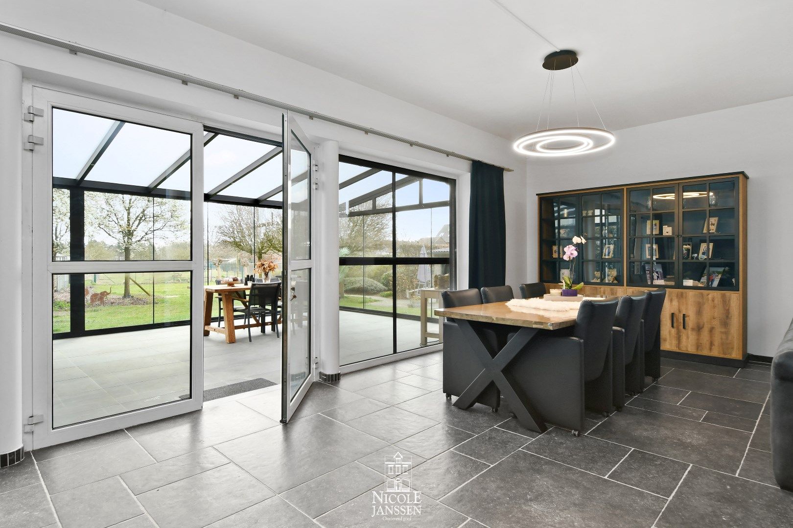 Woonst met studio en handelspand te koop foto 8