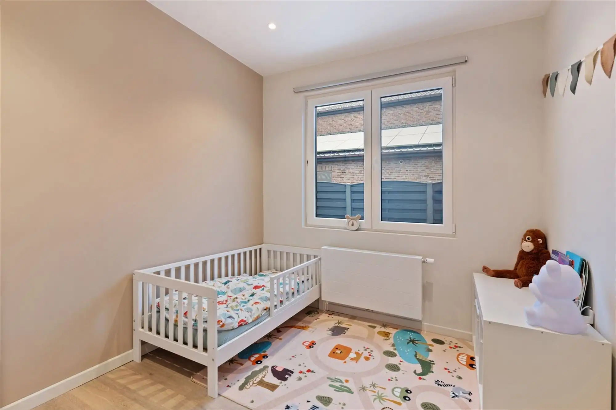 INSTAPKLARE GELIJKVLOERSE WONING MET RUIME GARAGE OP 2191M2 foto 16