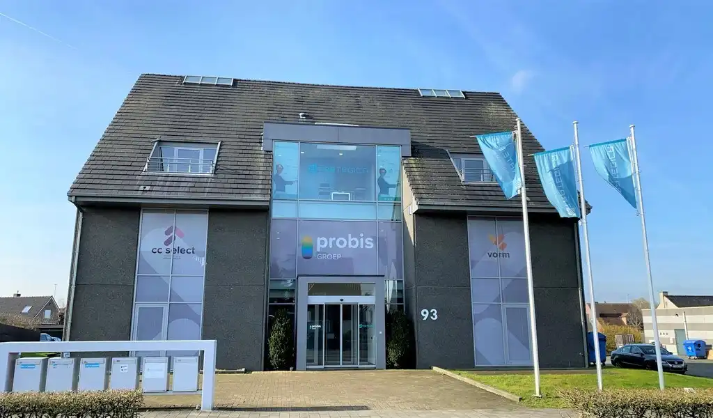 Ingedeelde kantoorruimte te huur in Brugstraat in Aalter foto {{pictureIndex}}