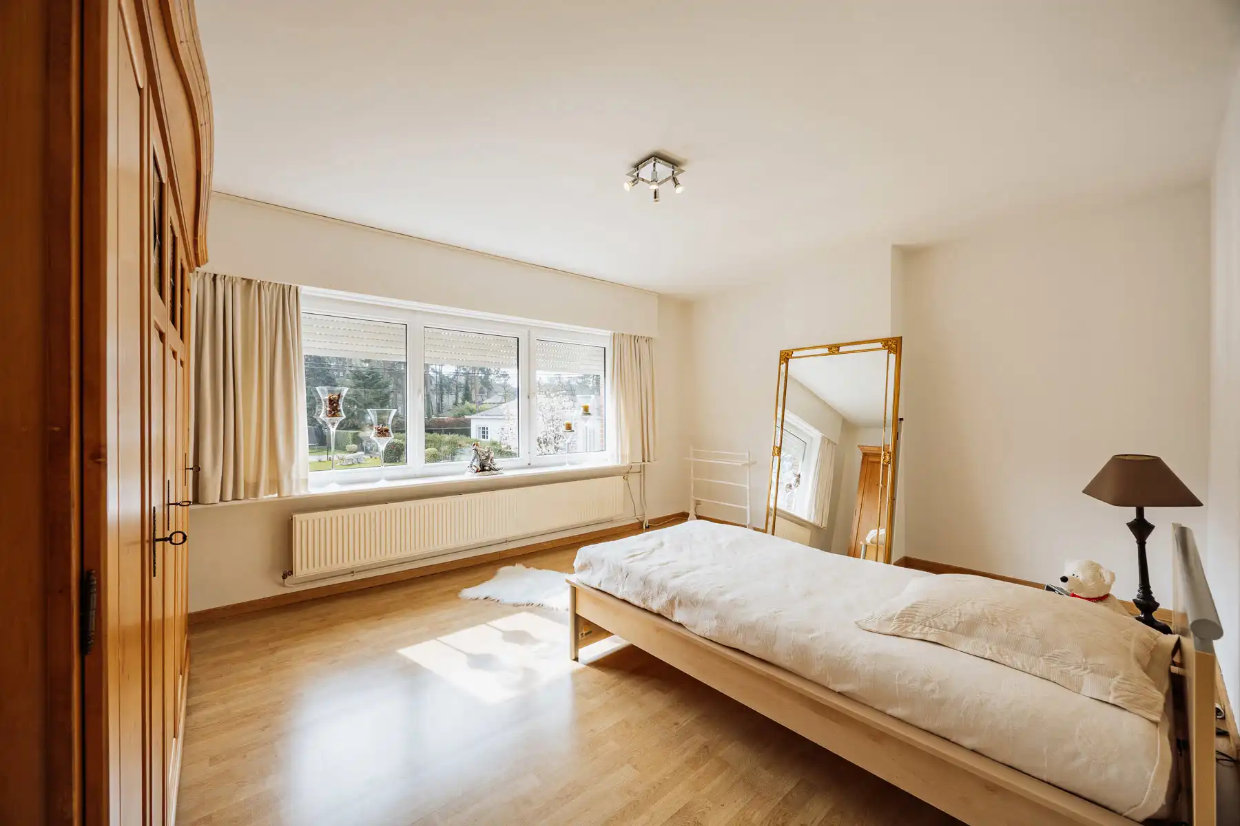 Open bebouwing met veelzijdig bijgebouw op een toplocatie foto 12