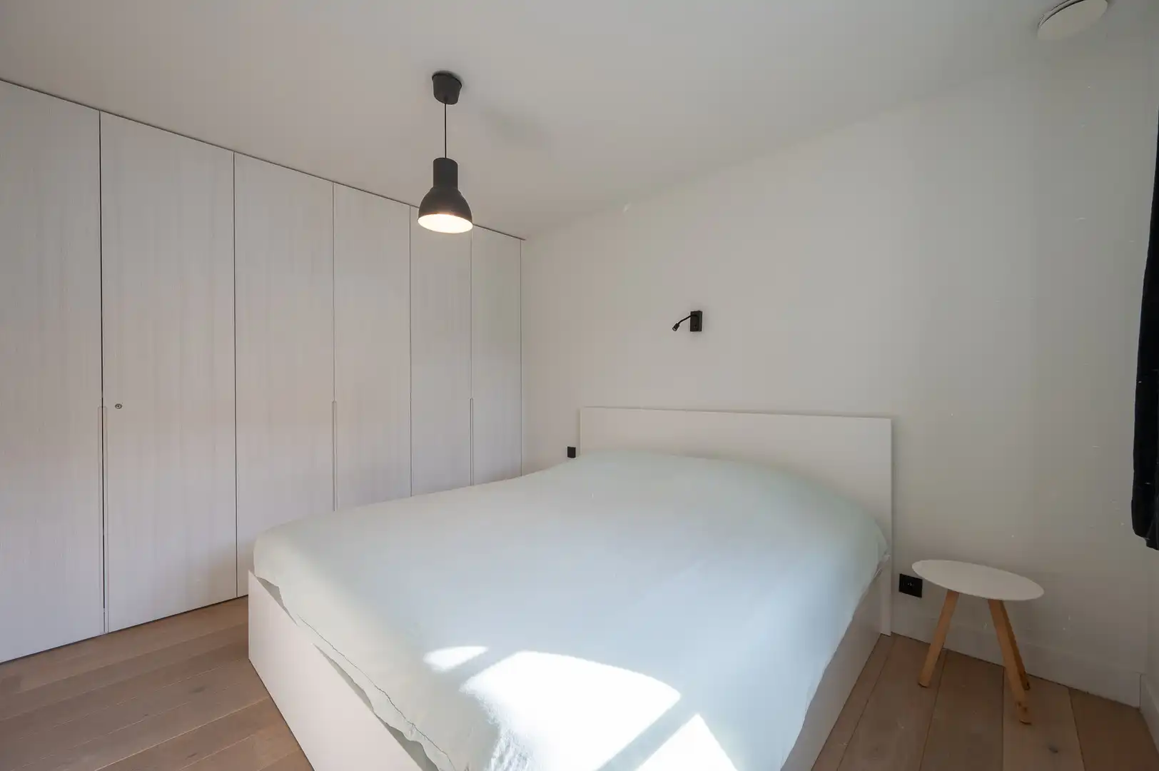 Ruime, recente hoekwoning gelegen vlakbij de groentenmarkt en het Keuvelhoekplein. foto 12