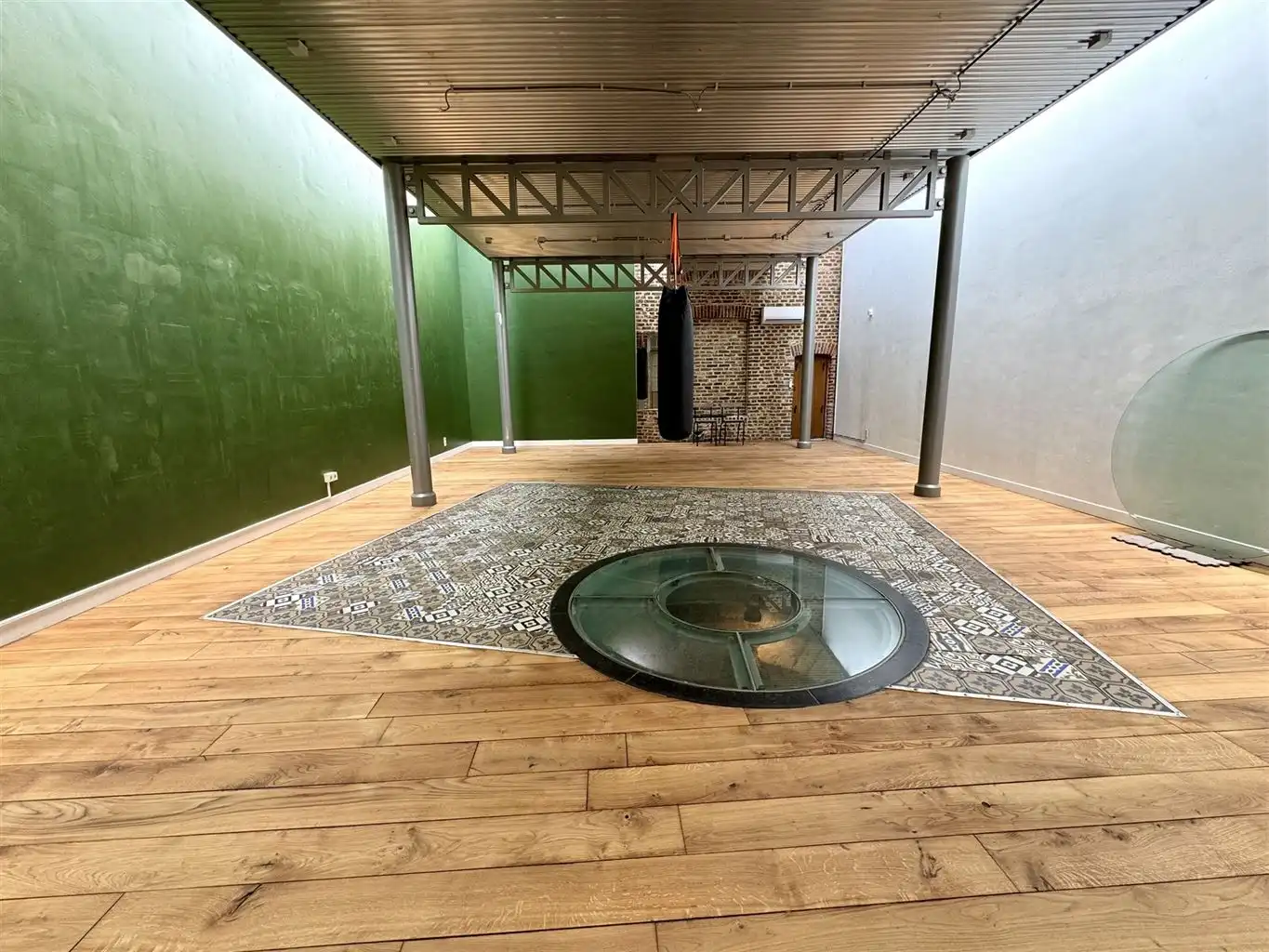 Karaktervolle handelsruimte met diverse mogelijkheden in hartje Maaseik  foto 7