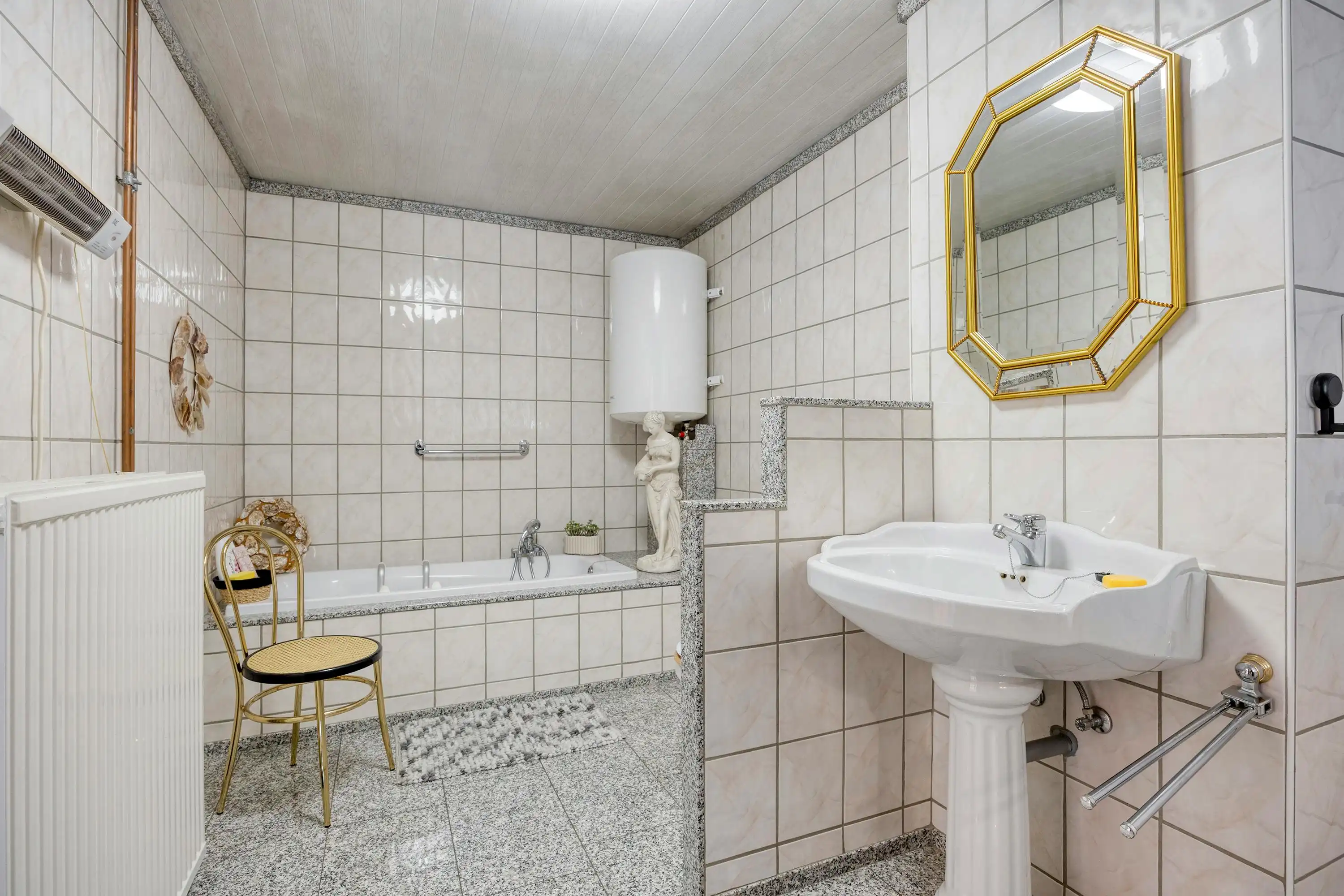 Goed onderhouden huis met riante garage in centrum Maaseik te koop foto 17