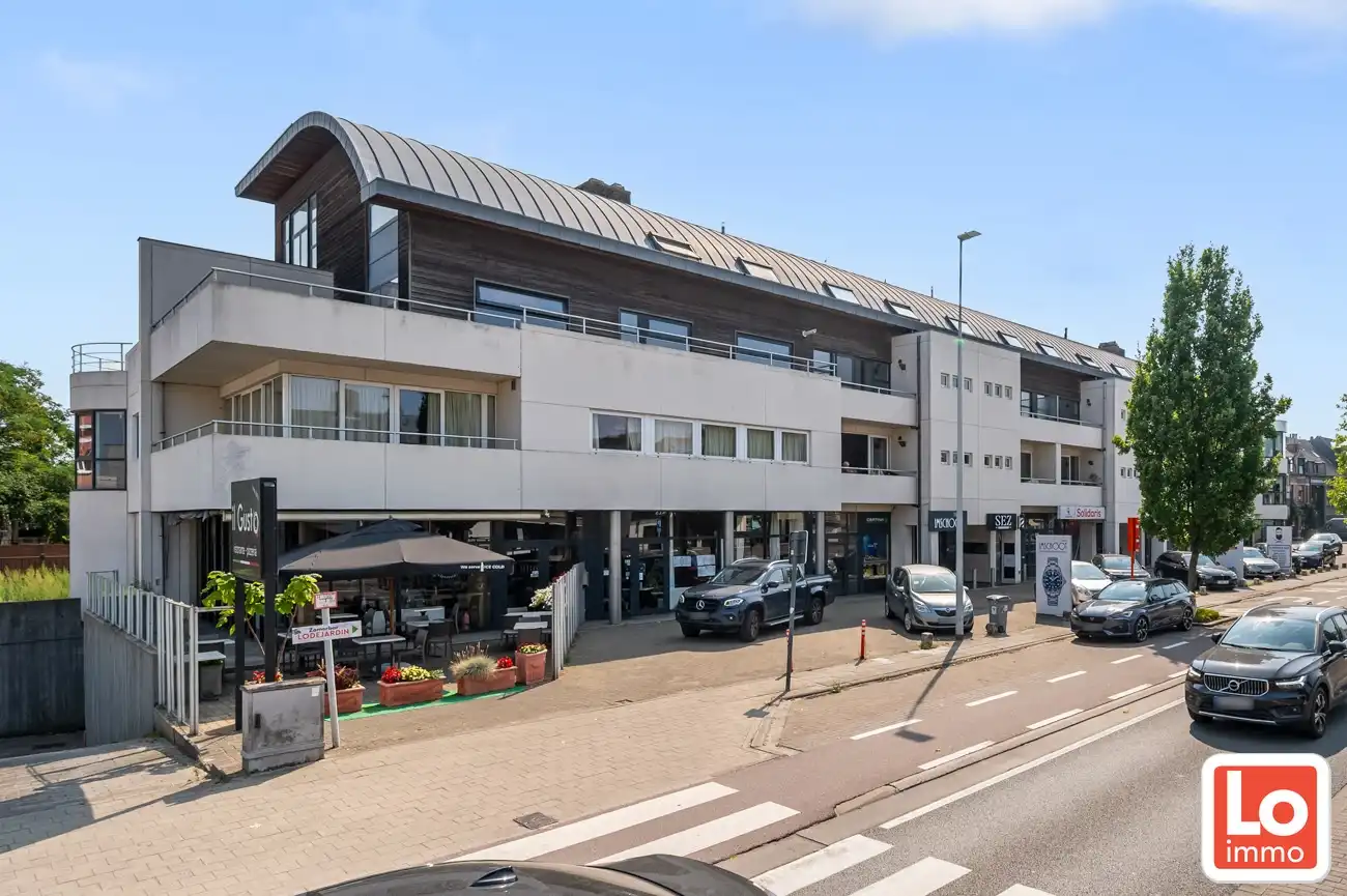 Mooi gelegen op te knappen appartement met 2 slpks, terras en autostaanplaats in centrum Lochristi foto {{pictureIndex}}