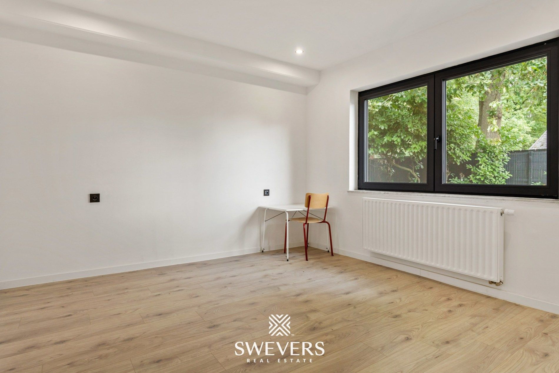 Volledig gerenoveerde gezinswoning met garage en tuin te Genk foto 14