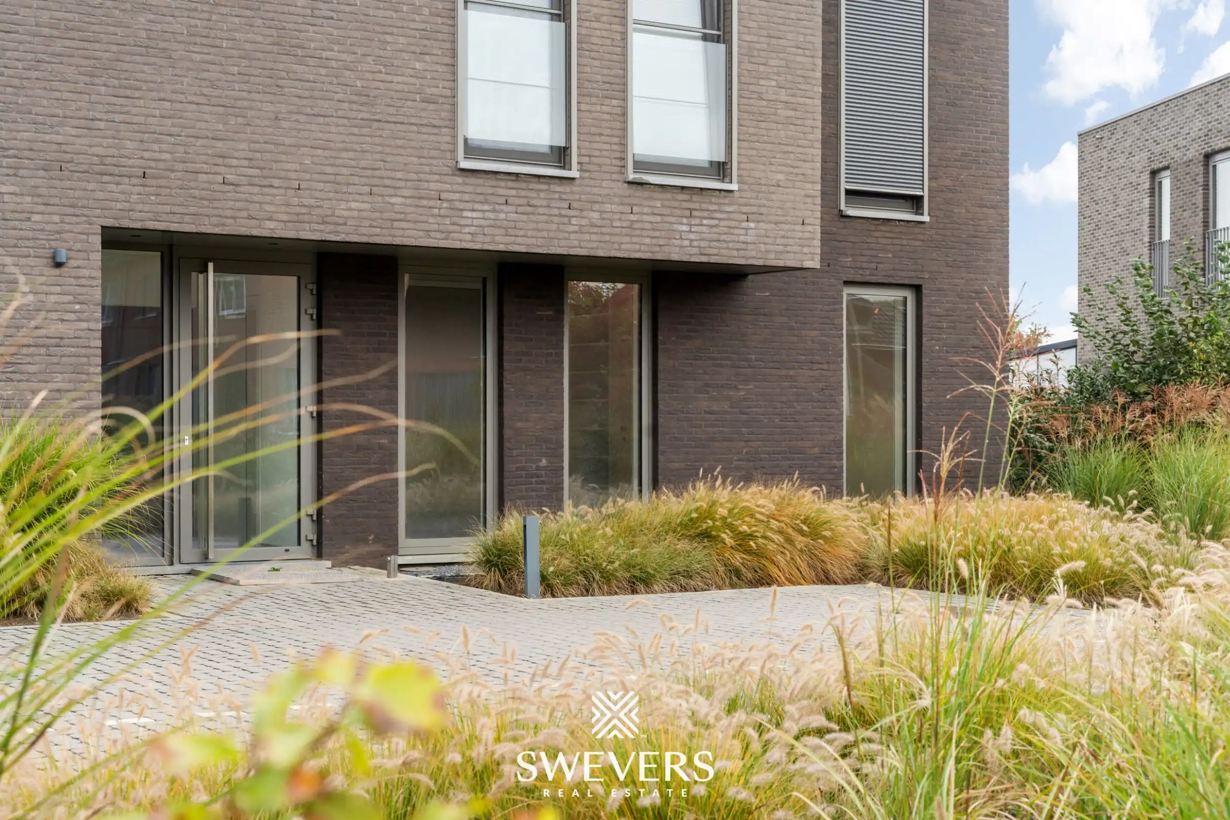 Stijlvol, gelijkvloers en instapklaar appartement (208 m²) mét private tuin en private kelder vlakbij Zolder-centrum foto {{pictureIndex}}