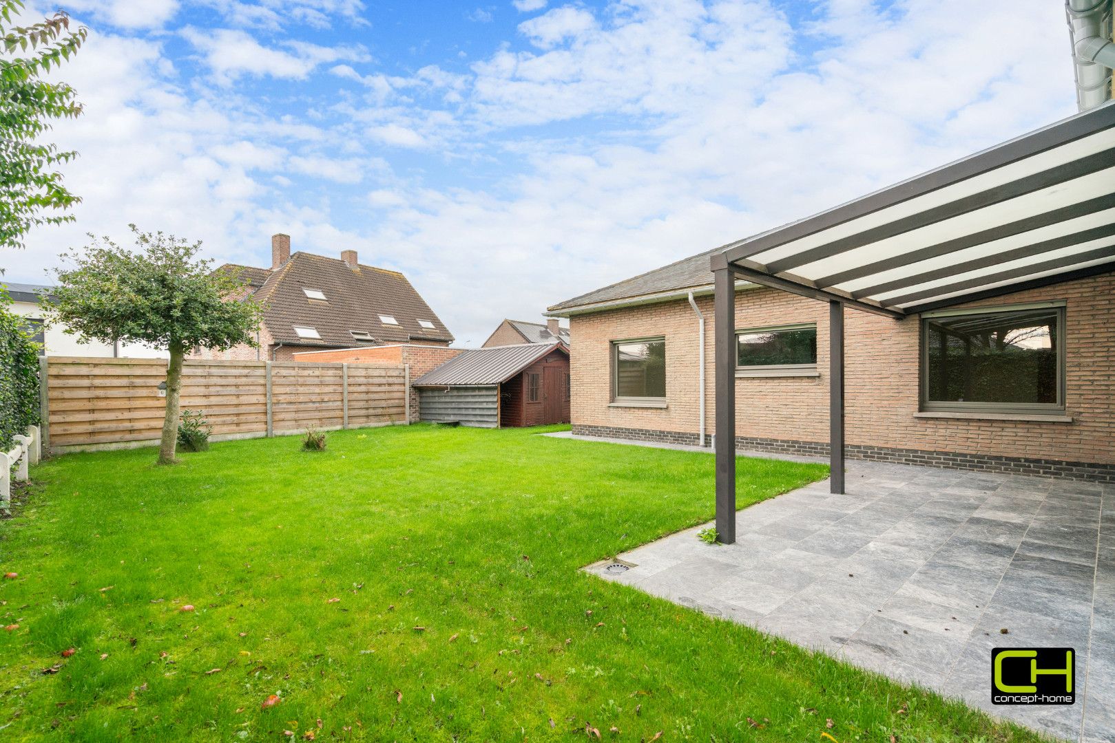 Goed onderhouden bungalow met 3 slaapkamers en bureau foto 6