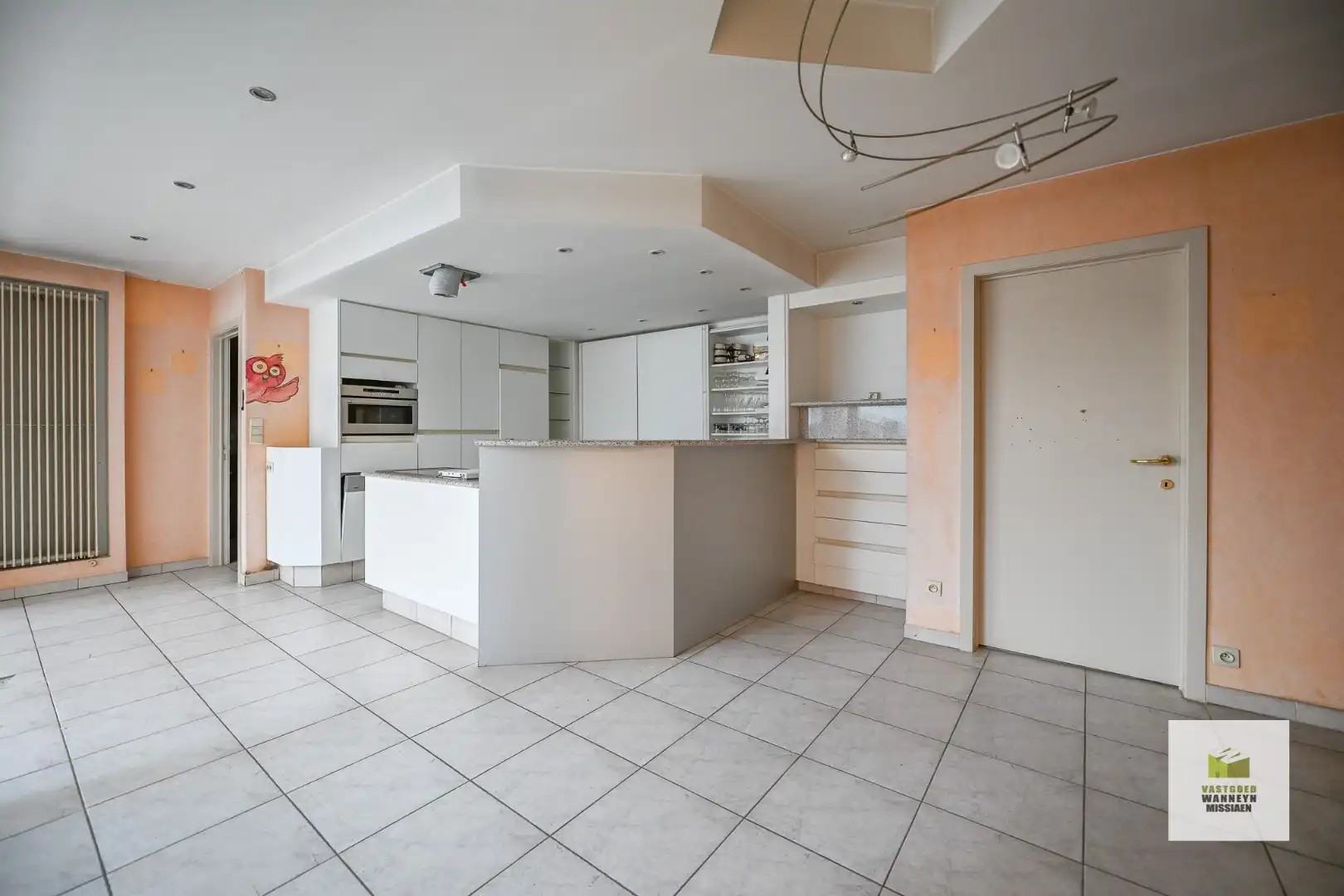 Ruime te renoveren gezinswoning met grote garage en 4 slaapkamers op 349 m2 foto 6